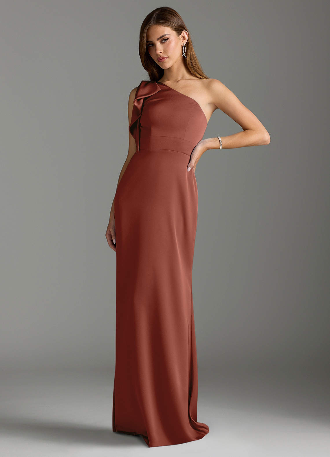 Azazie Rinna Vestidos de damas de honor Vestido de Castaño de Satén Elástico de Corte Sirena con Volante image3