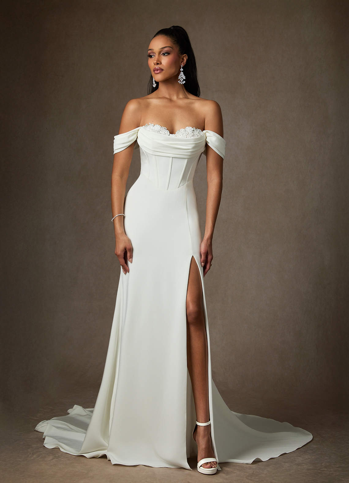 Azazie Viri Robes de mariée Robe Sirène en Crêpe Dos Satin Encolure en Forme de Cœur Blanc De Diamant image3