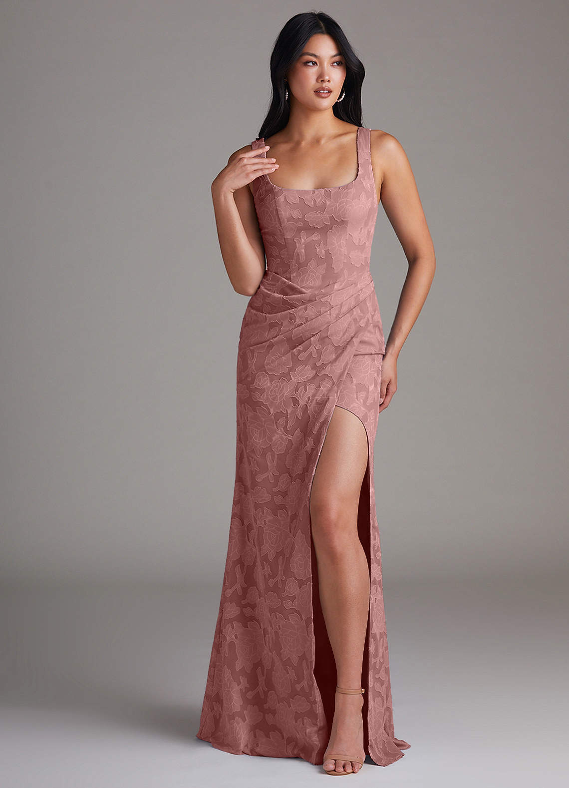 Azazie Mero Abiti da Damigella Abito Tubino in Burnout Floreale Plissettato Rosa Polverosa image1