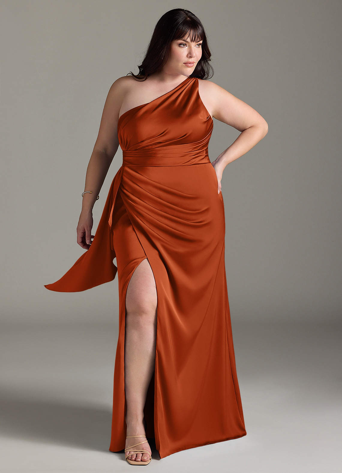 Azazie Maive Robes de demoiselle d'honneur Robe Fourreau en Satin extensible Rayé Orange Brûlée image1