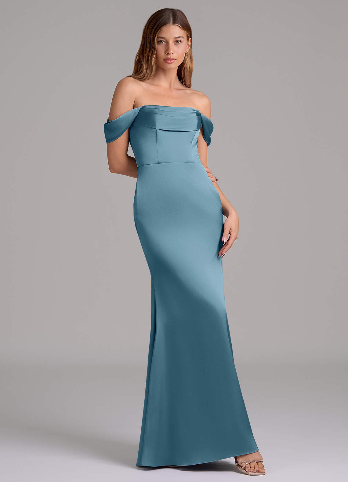 Azazie Miley Abiti da Damigella Abito Convertibile Sirena in Raso Elasticizzato a Spalla Scoperta Bermuda image1