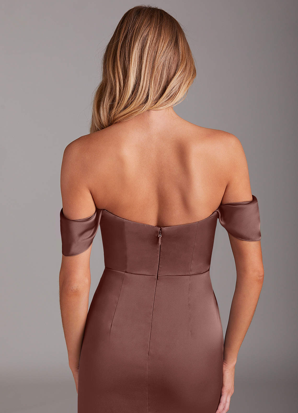 Azazie Saige Robes de demoiselle d'honneur Robe Sirène en Satin extensible Épaule décolletée Expresso image6