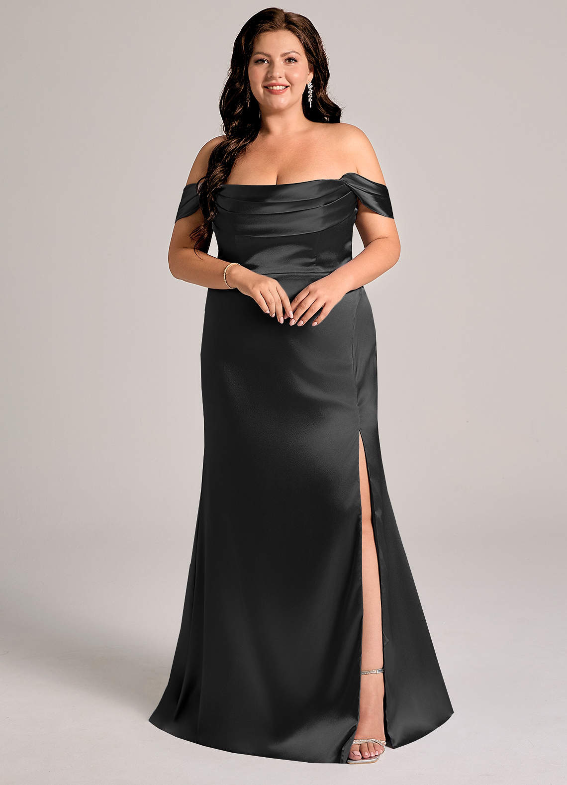 Azazie Saige Vestidos de damas de honor Vestido de Negro de Satén Metálico de Corte Recto Convertible con Vestidos sin tirantes image1