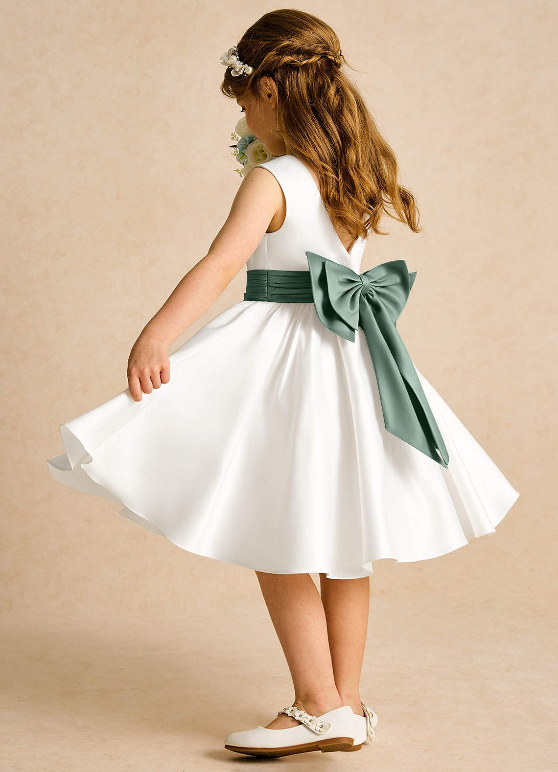 Azazie Sosie Blumenmädchenkleider A-Linie Plissee Matte Satin Kleid Elfenbein Eukalyptus image3