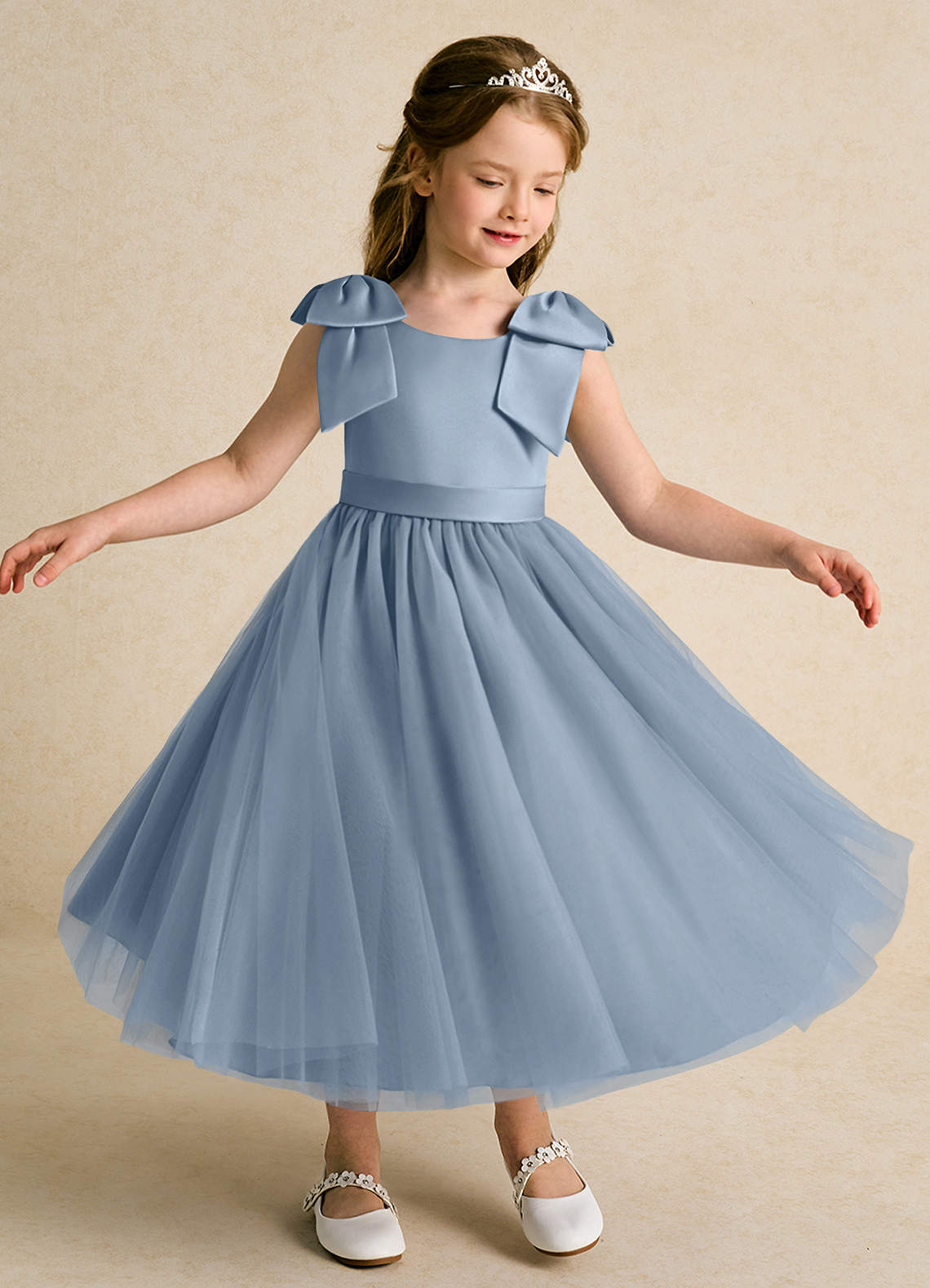 Azazie Serene Abiti da Ragazza di Fiori Abito Principessa in Raso Opaco Fiocco Blu Polveroso image3
