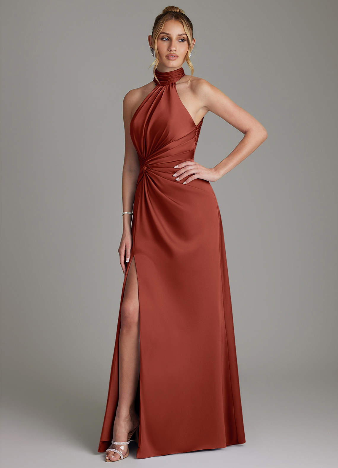 Azazie Gracelynn Vestidos de madrinha de casamento Vestido Terracota de Cetim elástico de Bainha com Plissado image5