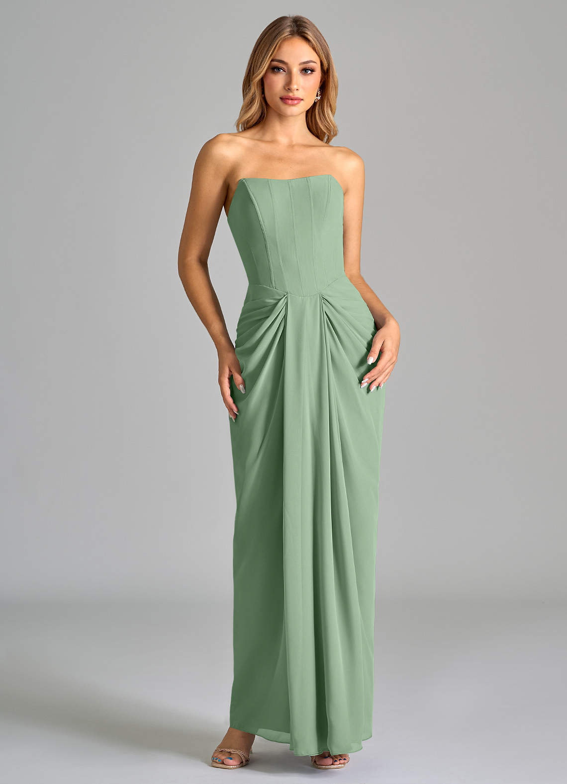 Azazie Anaïs Robes de demoiselle d'honneur Robe Fourreau en Mousseline de soie Sans bretelle Matcha image1