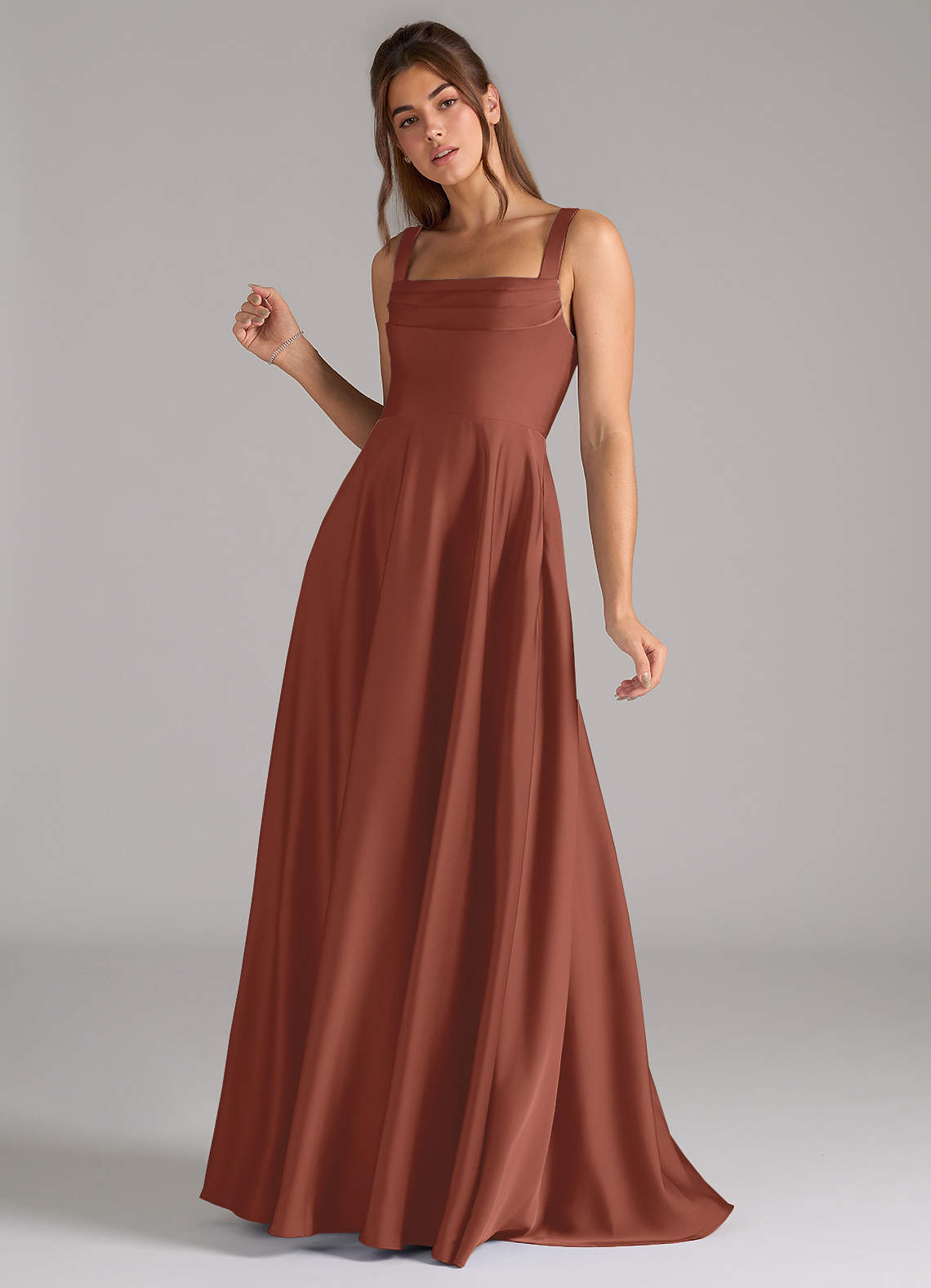 Azazie Shaude Robes de demoiselle d'honneur Robe Trapèze en Satin extensible Plissée Auburn image4