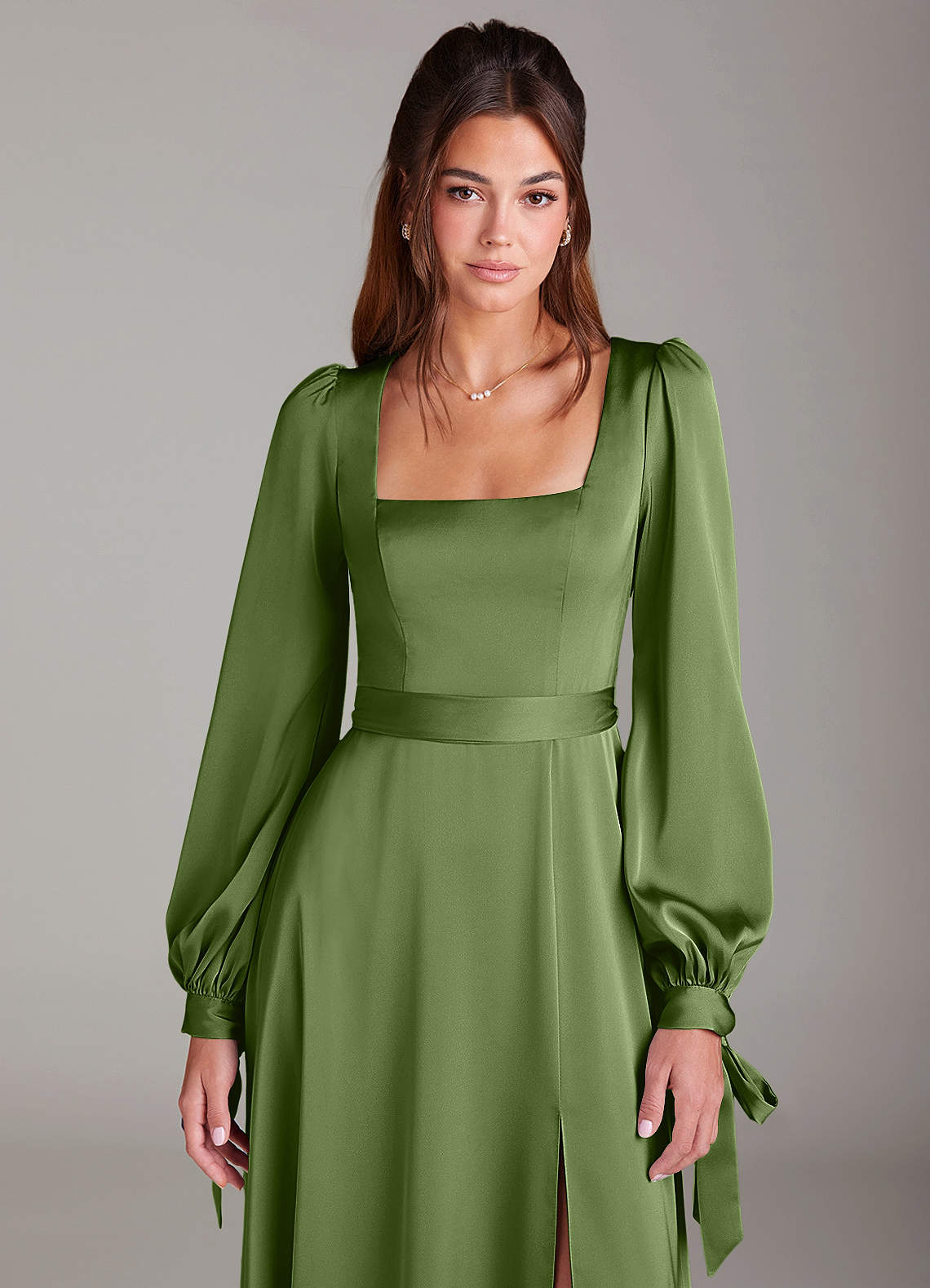 Azazie Leonia Vestidos de madrinha de casamento Vestido Zimbro de Cetim elástico de Linha A com Manga comprida image5