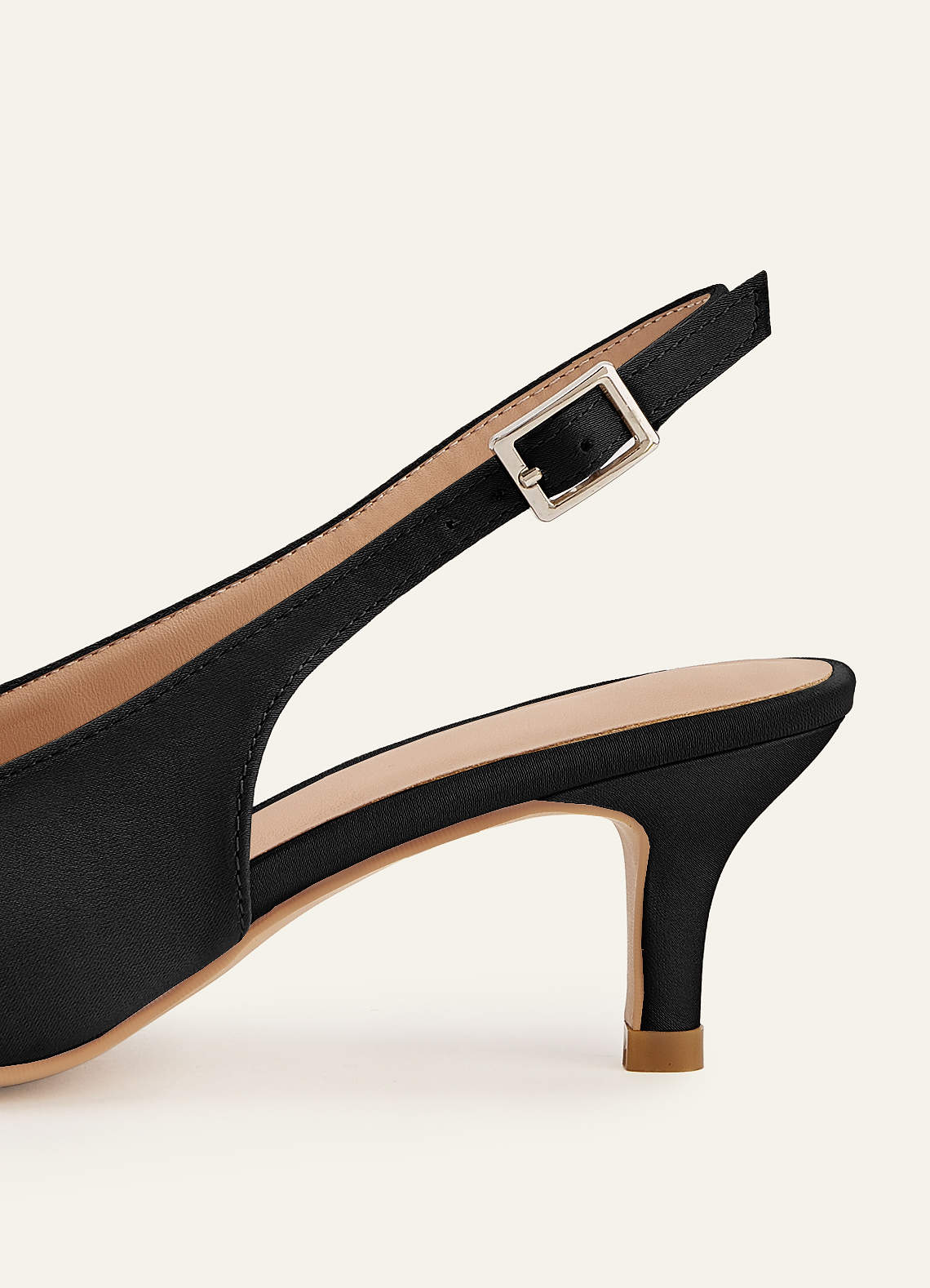 front Sapato de salto baixo com bico fino e tira no calcanhar, em cetim fosco na mesma cor.