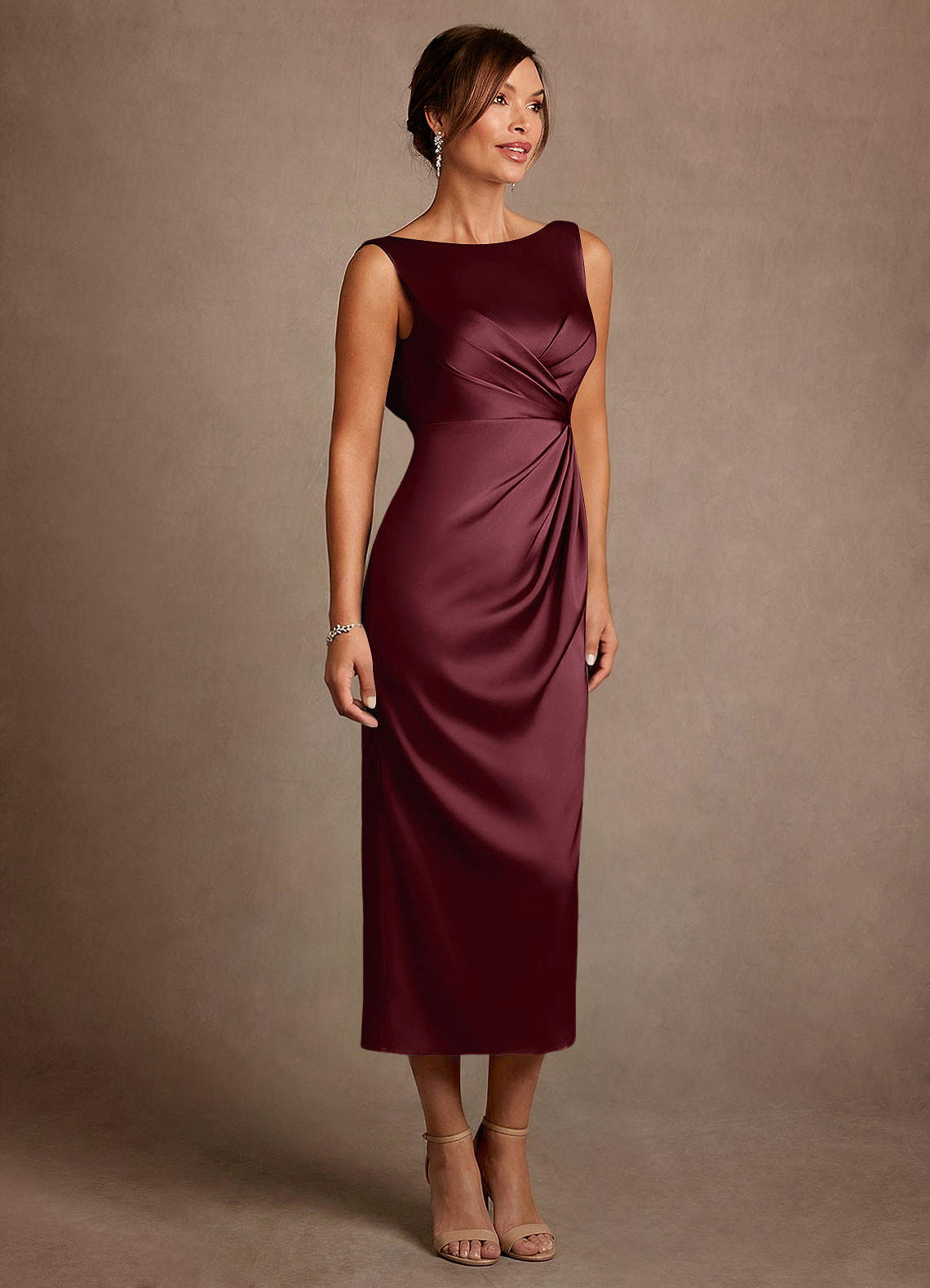 Azazie Mazhe Vestidos para mãe da noiva Vestido Cabernet de Cetim elástico de Linha A com Plissado image3