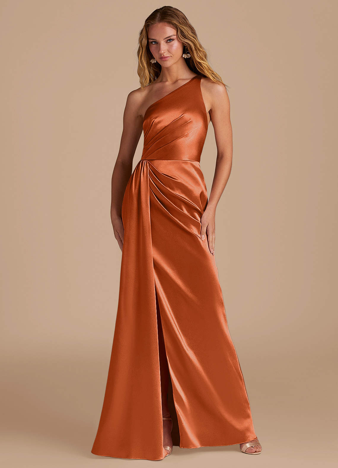 Azazie Mika Robes de demoiselle d'honneur Robe Fourreau en Satiné métallisé Ue épaule Orange Brûlée image1