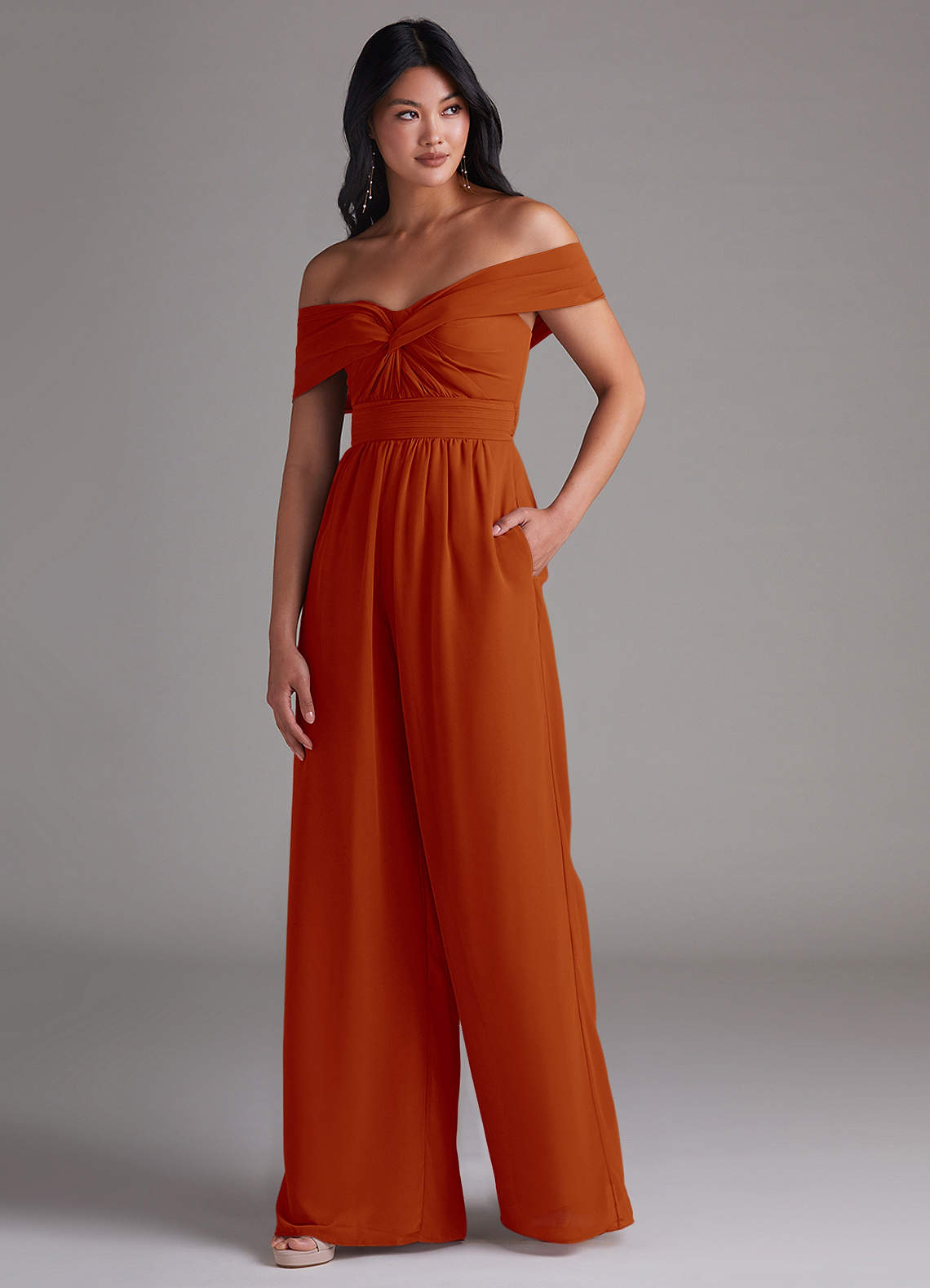 Azazie Lamara Robes de demoiselle d'honneur Combinaison Convertible en Mousseline de soie Épaule décolletée Paprika image3