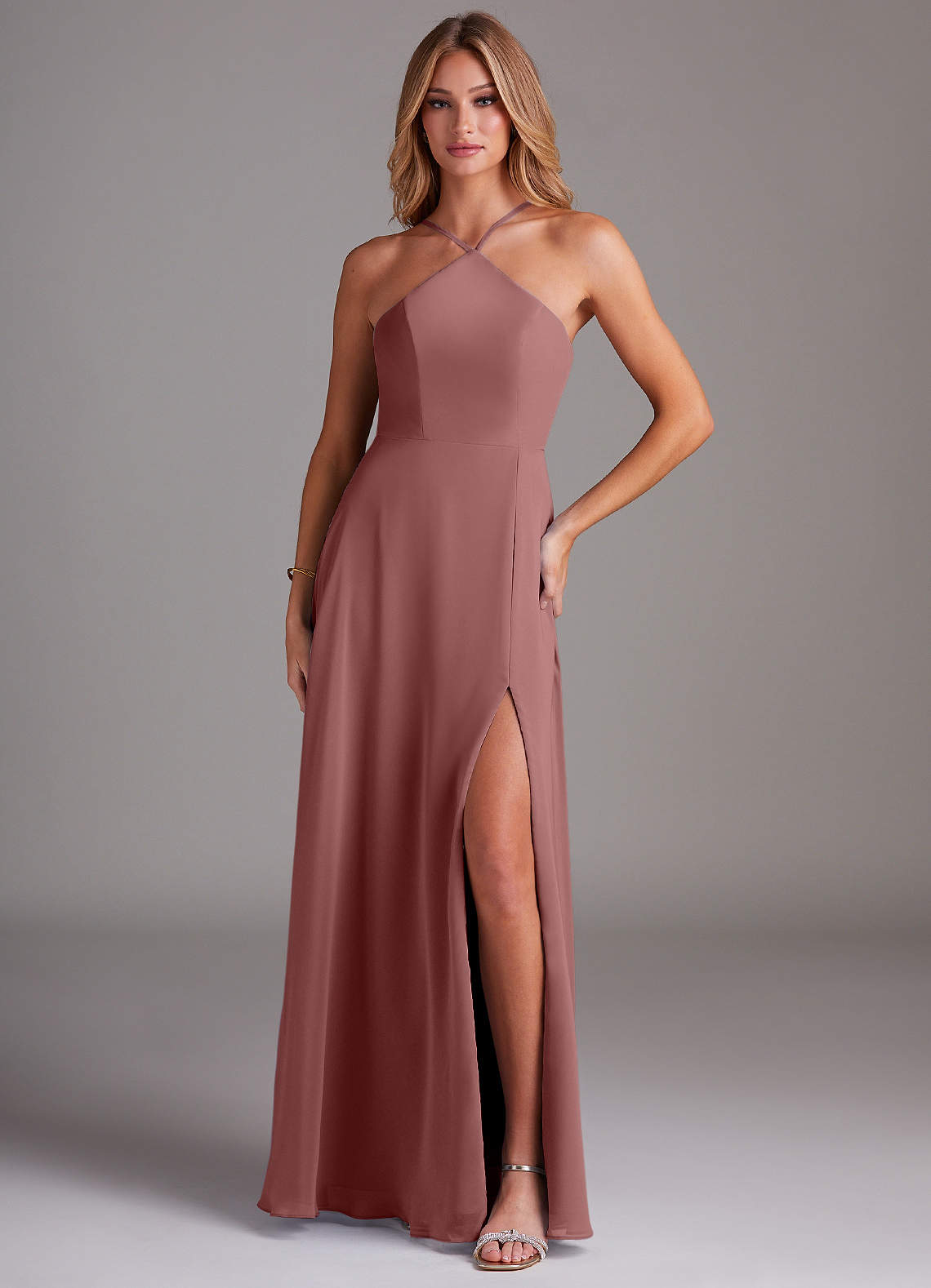 Azazie Bailey Robes de demoiselle d'honneur Robe Trapèze en Mousseline de soie Dos nu fendu sur le côté Rose Du Désert image1