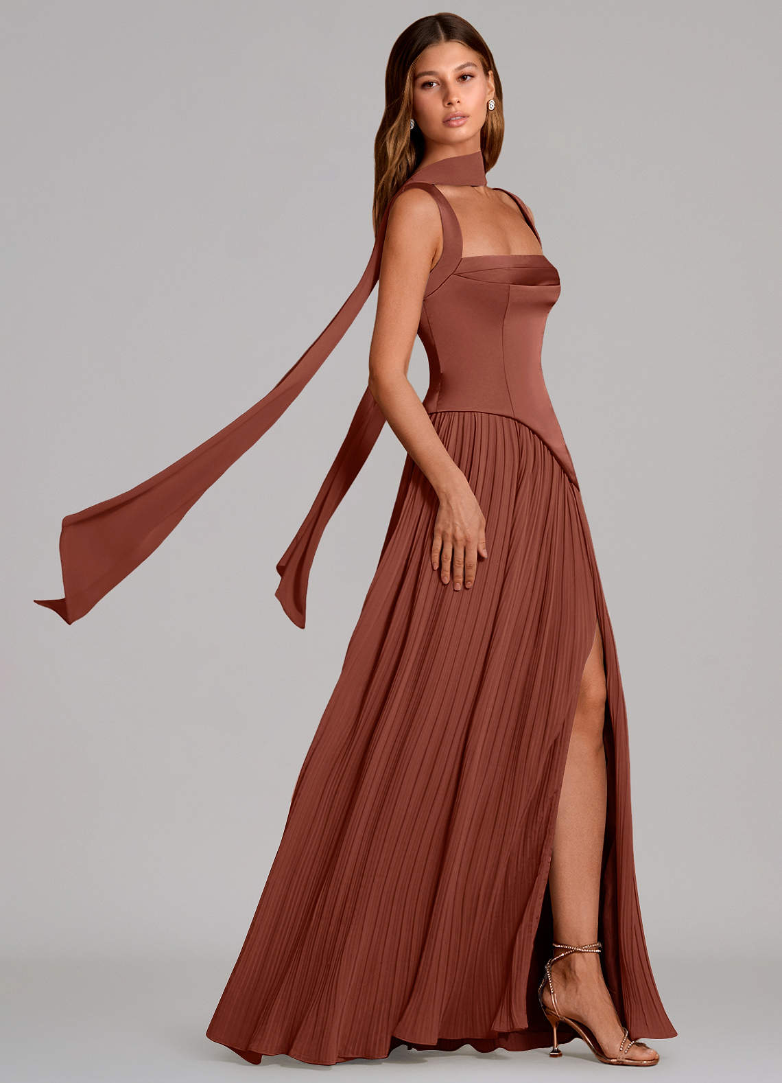 Azazie Stephanie Vestidos de madrinha de casamento Vestido Castanho Aloirado de Cetim elástico de Linha A com Plissado image2