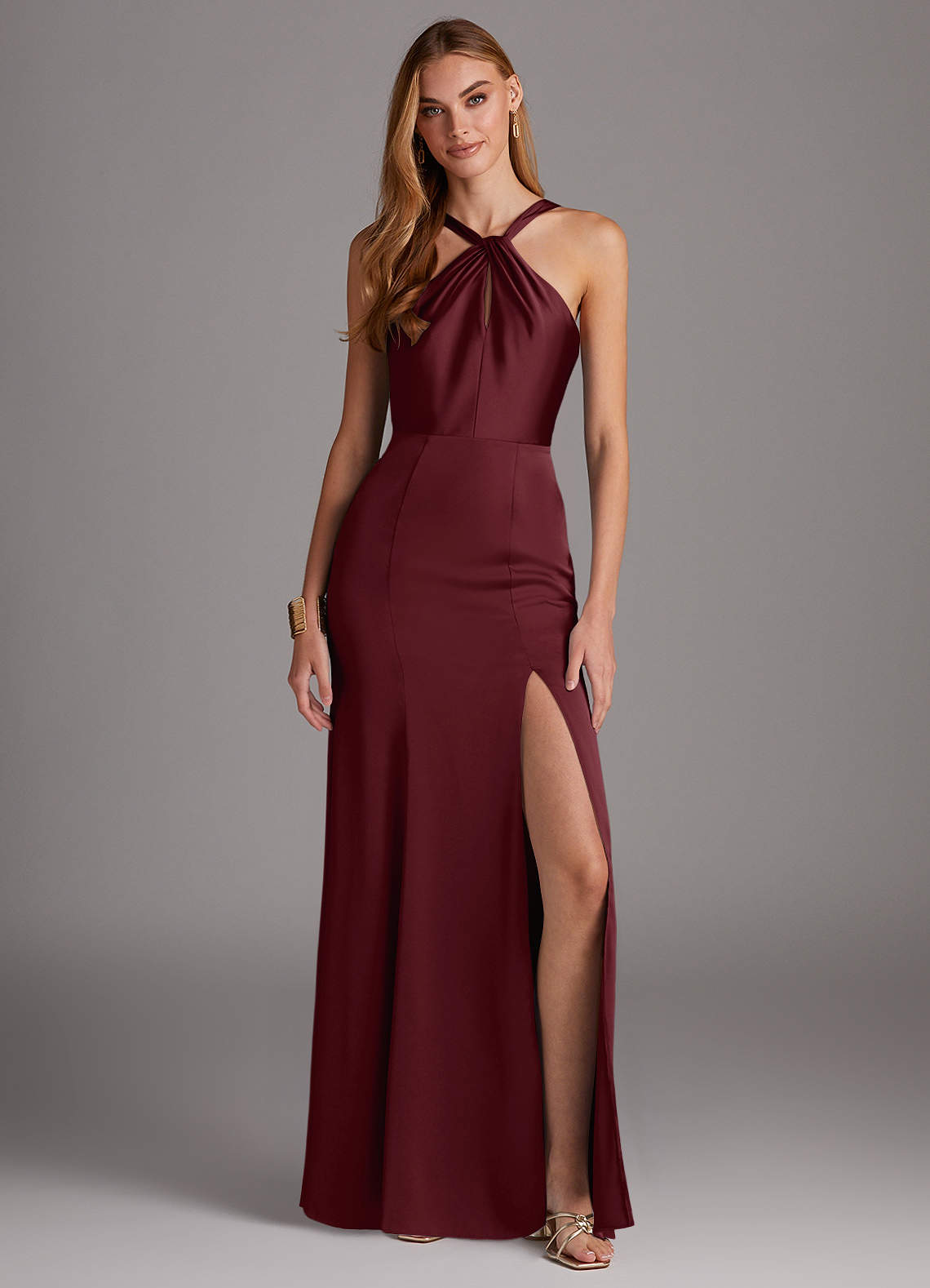 Azazie Elana Robes de demoiselle d'honneur Robe Fourreau en Satin extensible Fente Latérale Cabernet image1