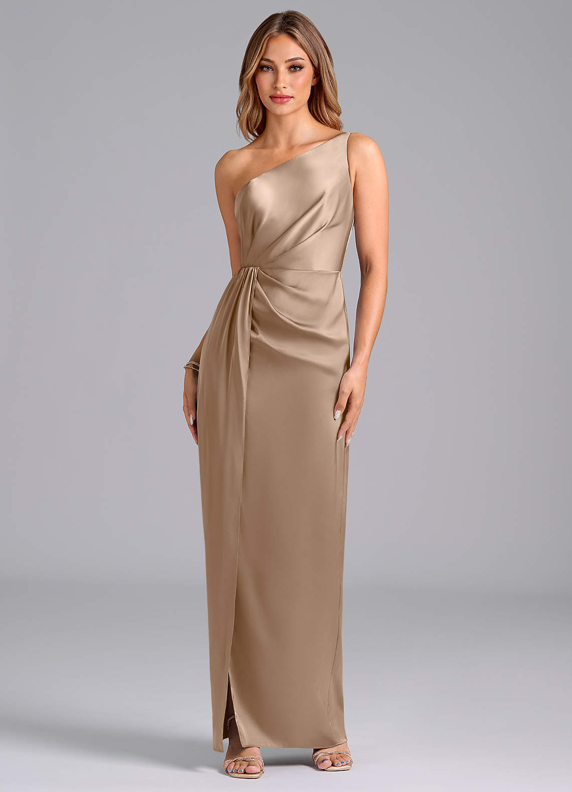 Azazie Naria Robes de demoiselle d'honneur Robe Fourreau en Satin extensible Ue épaule Taupe image1