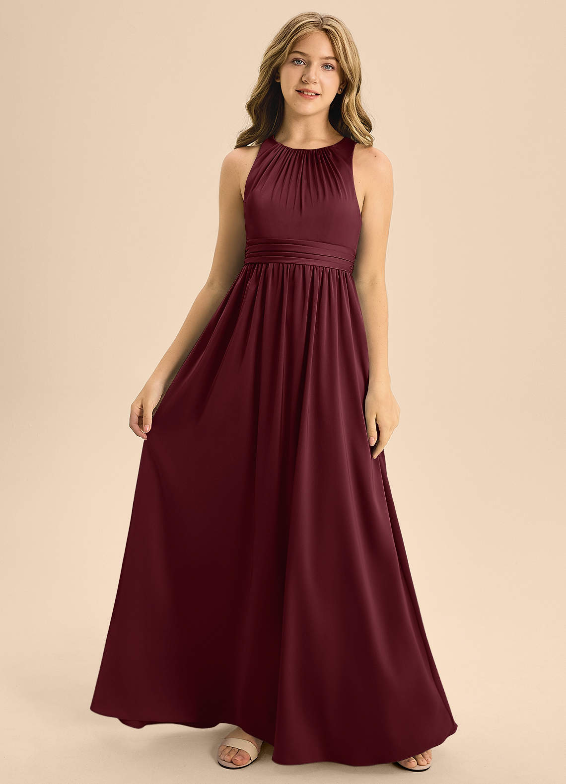Azazie Jaylah Junior Abito A-Line in Raso Elasticizzato Plissettato Cabernet image3