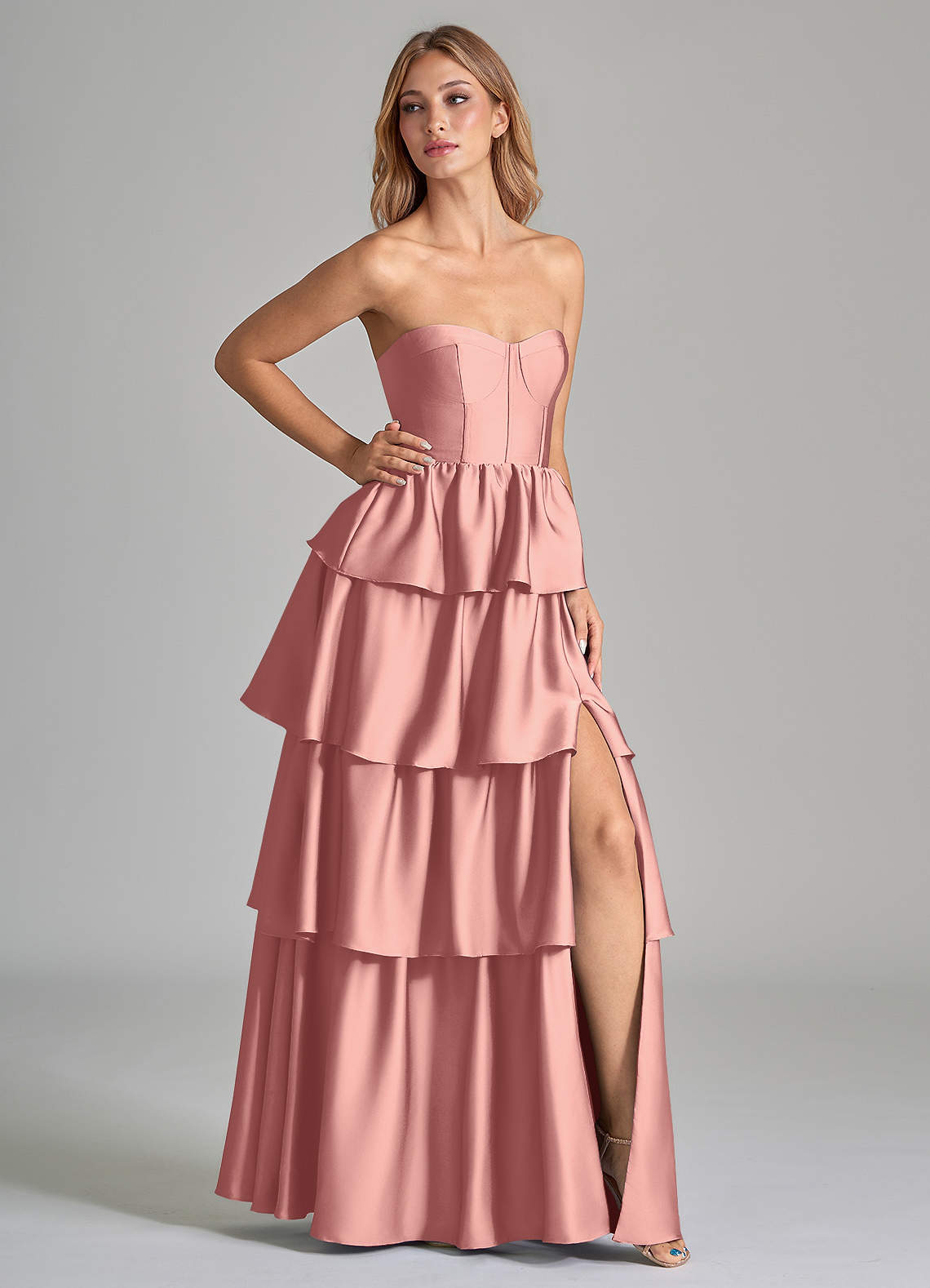 Azazie Faye Robes de demoiselle d'honneur Robe Trapèze en Satin extensible Rayé Rosette image1