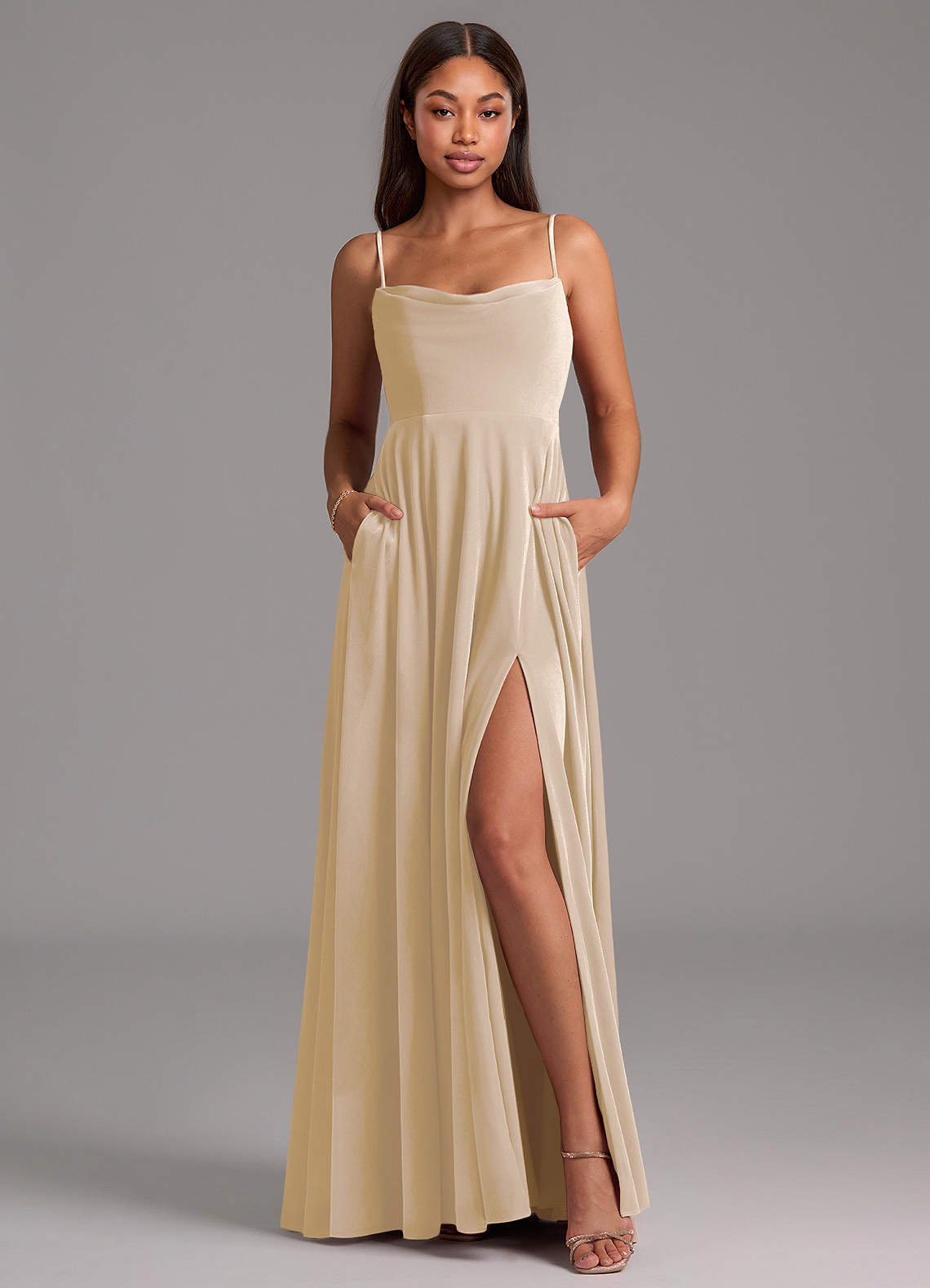 Azazie Elle Robes de demoiselle d'honneur Robe Trapèze en velours avec poches Champagne image1