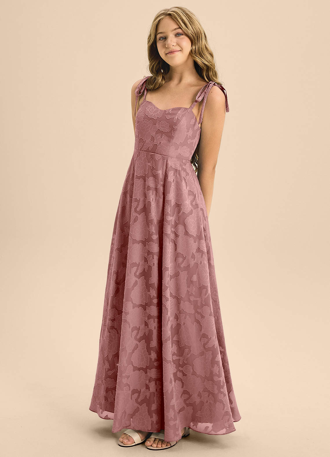 Azazie Rosey Junior Vestido de Rosa Polvorienta de Devorado Floral de Corte En A con Escote de Corazón image5