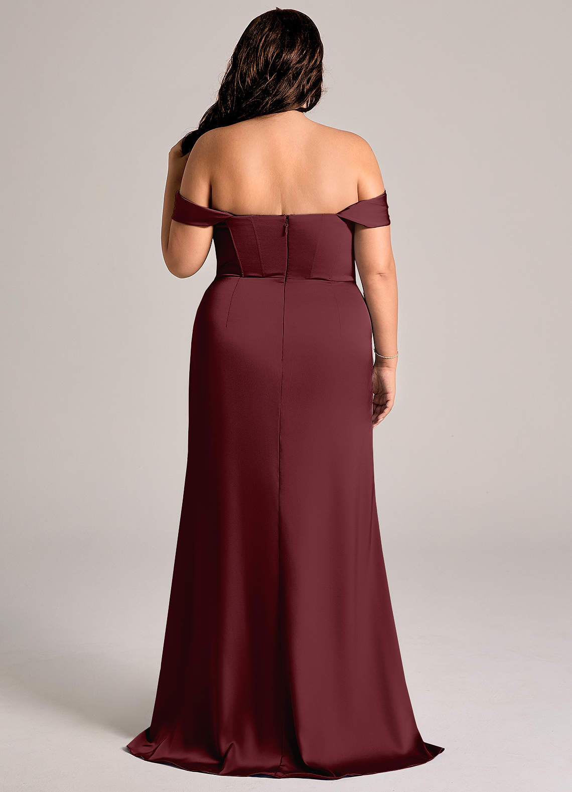 Azazie Johana Robes de demoiselle d'honneur Robe Sirène Convertible en Satin extensible Épaule décolletée Cabernet image8