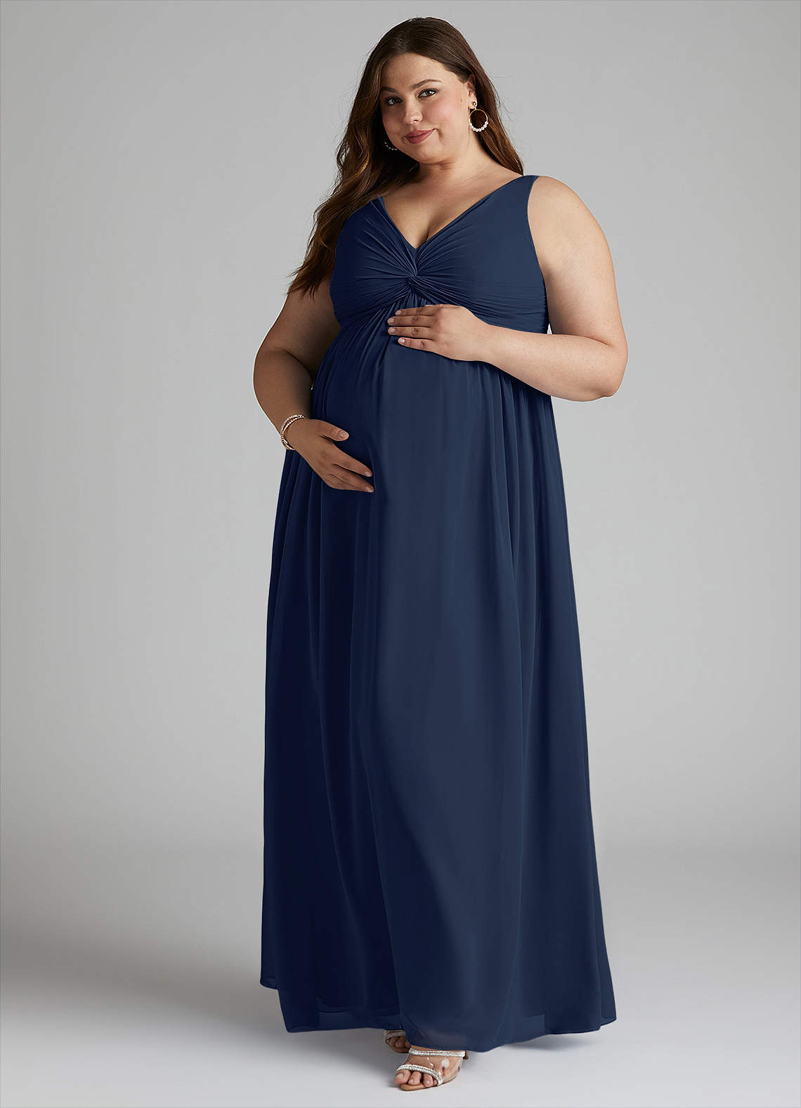 Azazie Yetta Robes de demoiselle d'honneur de maternité Robe Trapèze Col V froncé Longueur ras du sol Mousseline de soie image8