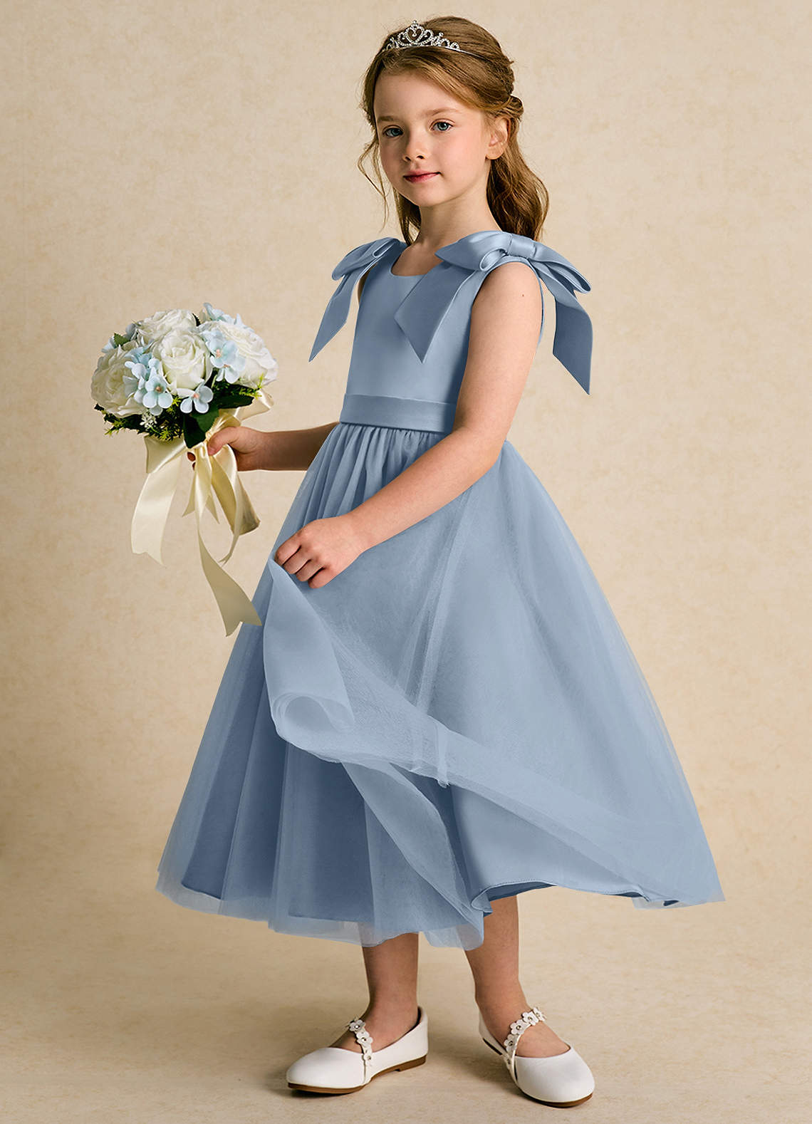 Azazie Serene Abiti da Ragazza di Fiori Abito Principessa in Raso Opaco Fiocco Blu Polveroso image1