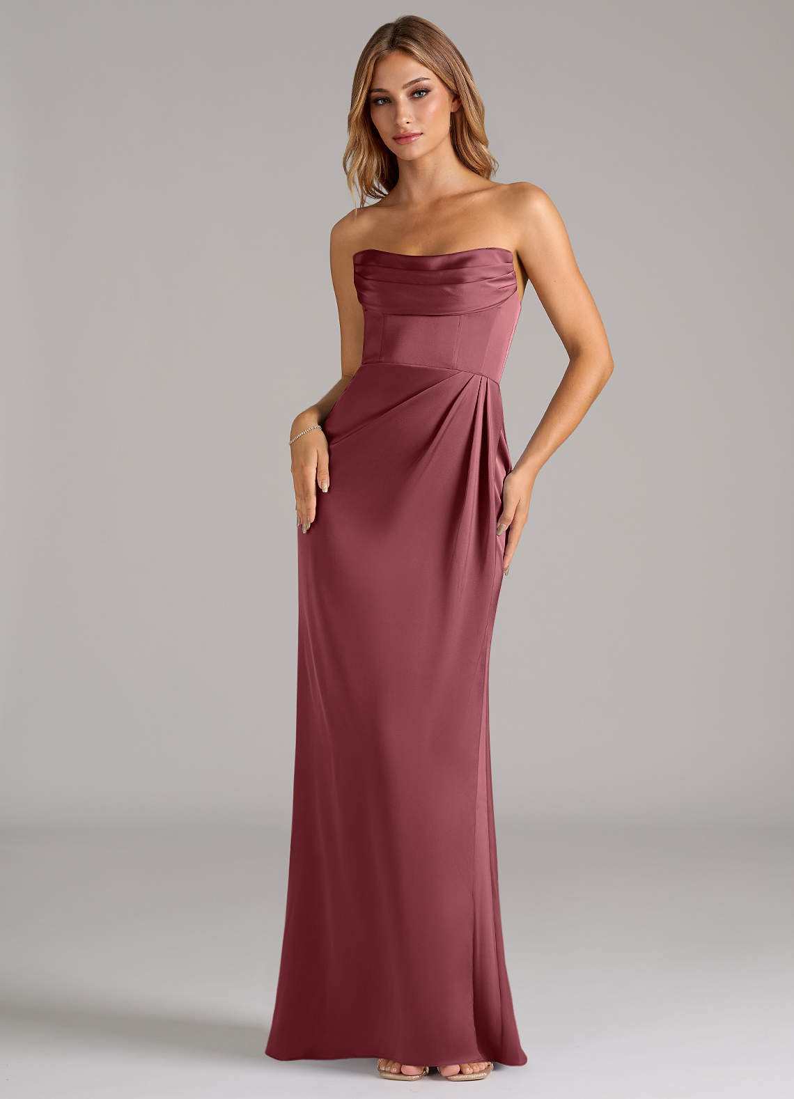 Azazie Johana Robes de demoiselle d'honneur Robe Sirène Convertible en Satin extensible Épaule décolletée Rose Du Désert image4