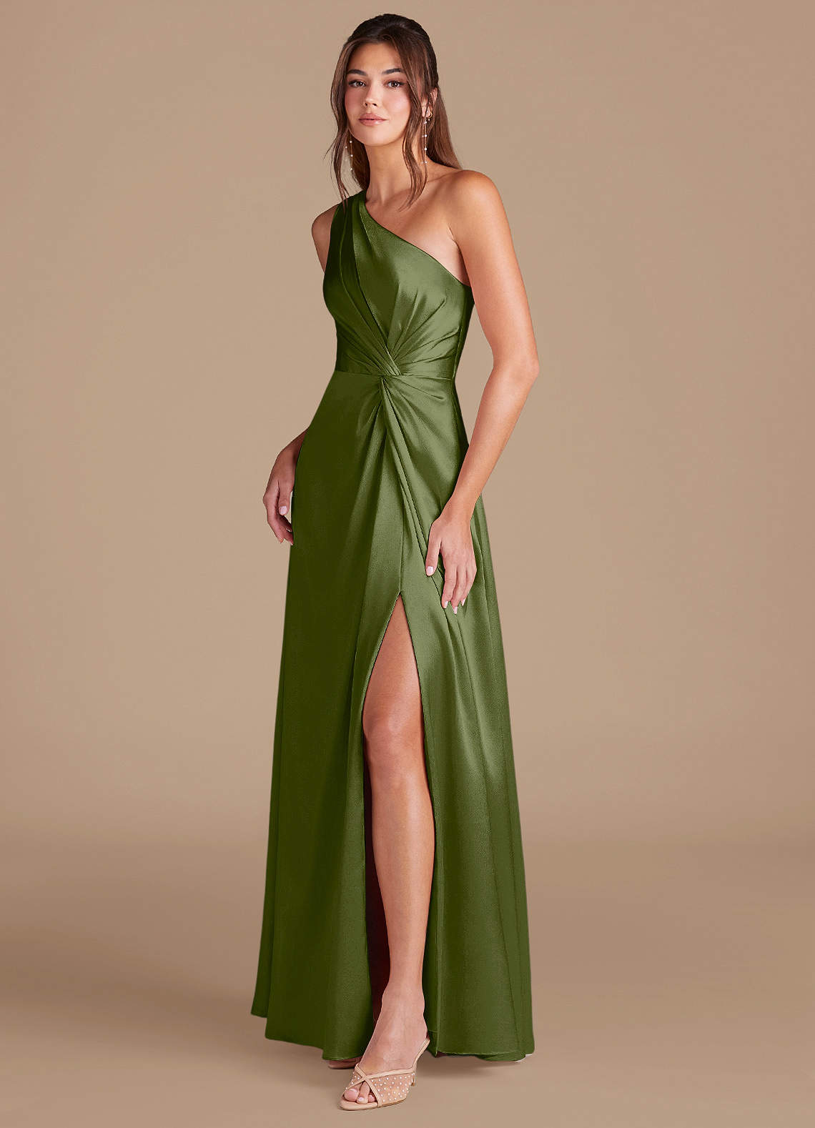 Azazie Brooke Vestidos de damas de honor Vestido de Oliva de Satén Metálico de Corte en A con Hombro unilateral image3