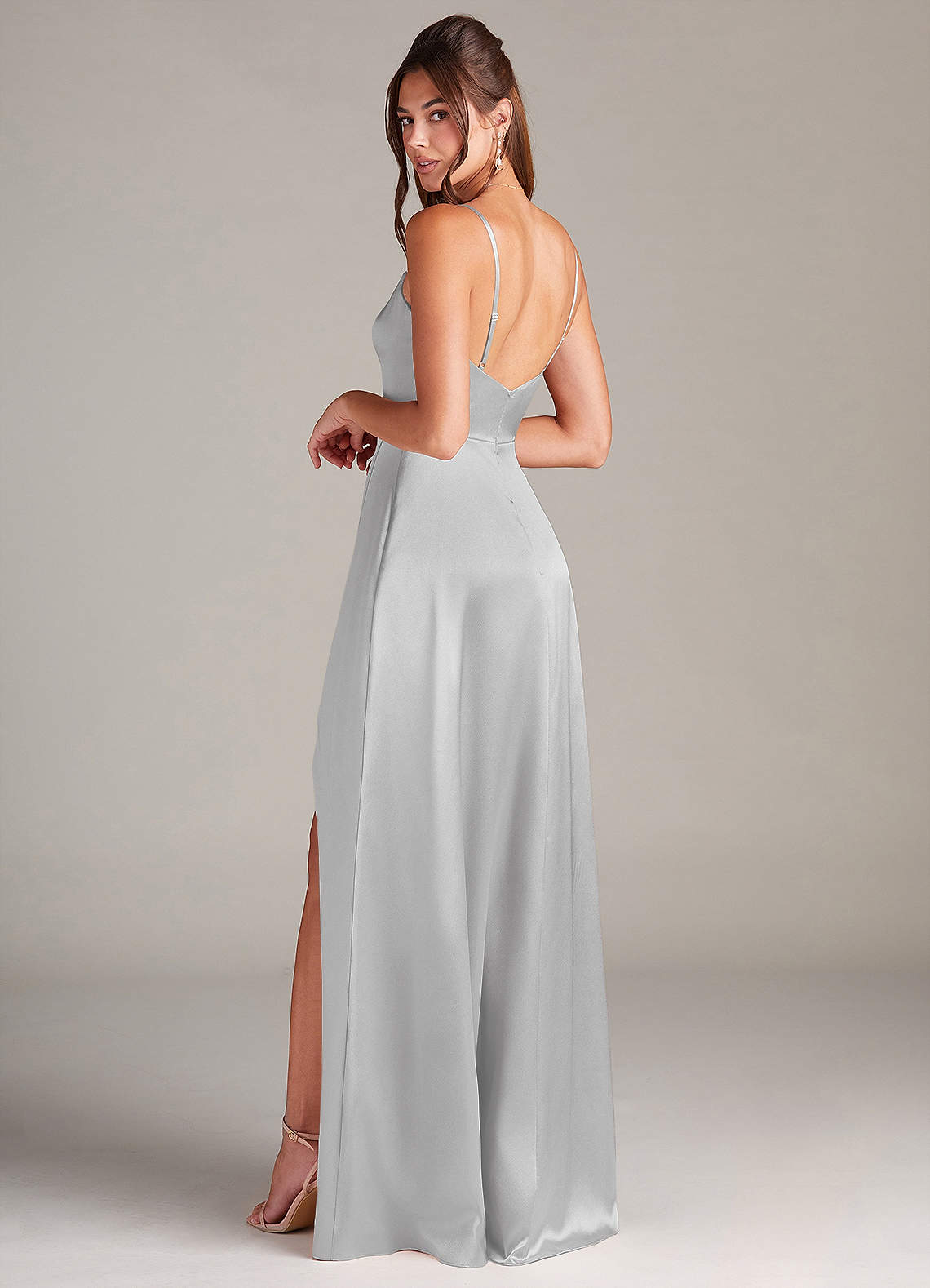 Azazie Sarella Robes de demoiselle d'honneur Robe Trapèze en Satin extensible Plissée Argent image3