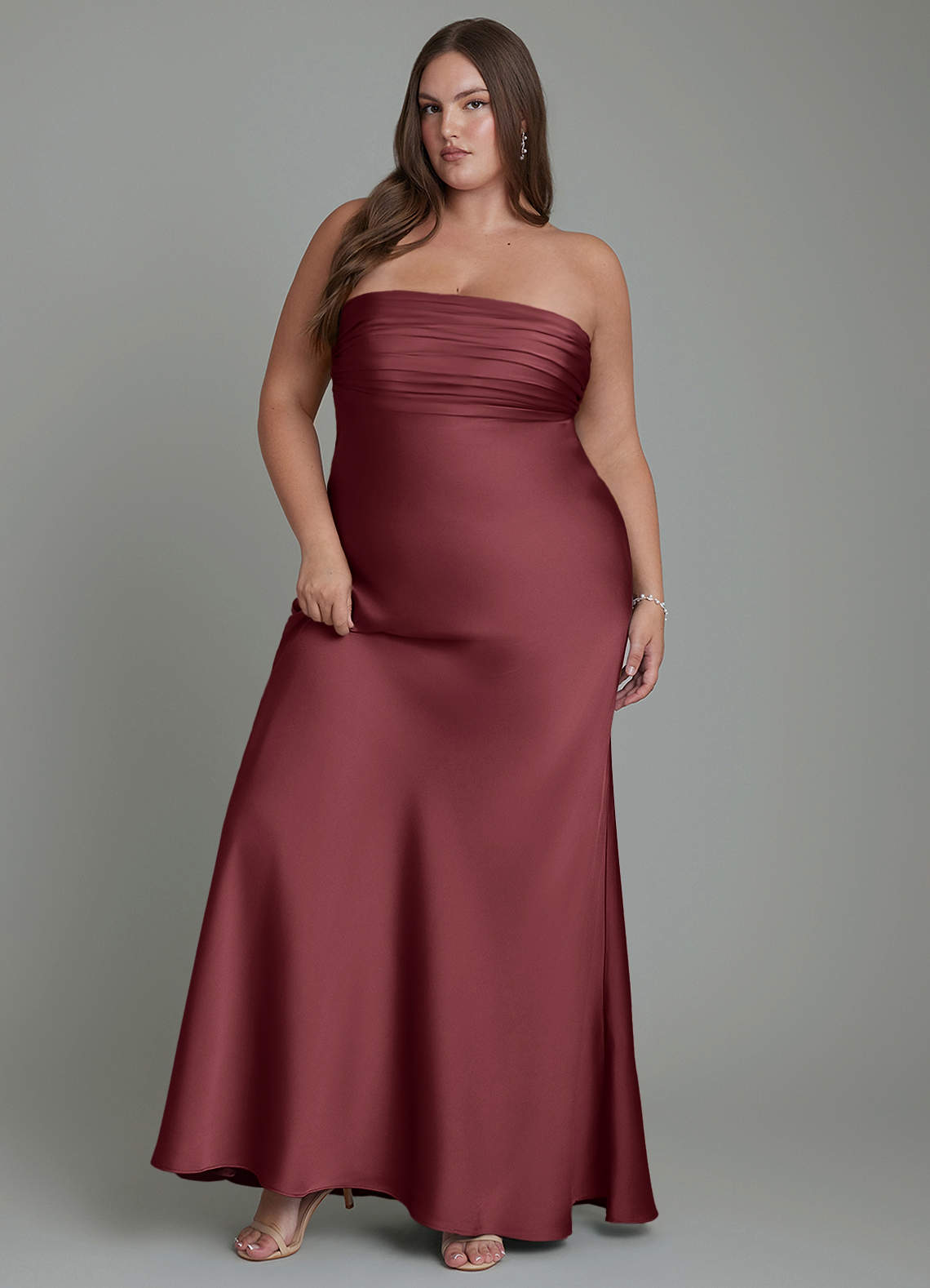 Azazie Saylor Vestidos de damas de honor Vestido Merlot de Satén Elástico de Corte Sirena con Palabra de honor image1
