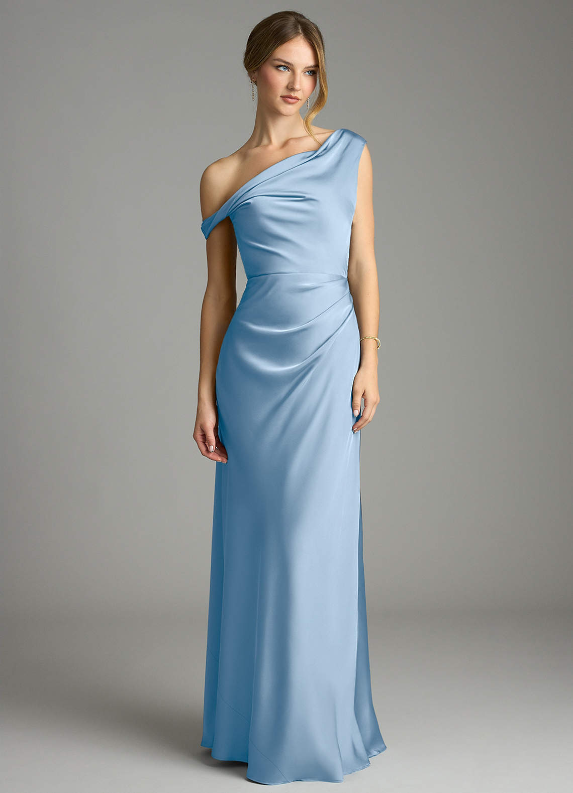 Azazie Emerson Robes de demoiselle d'honneur Robe Sirène en Satin extensible Épaule décolletée Poudre Bleue image3