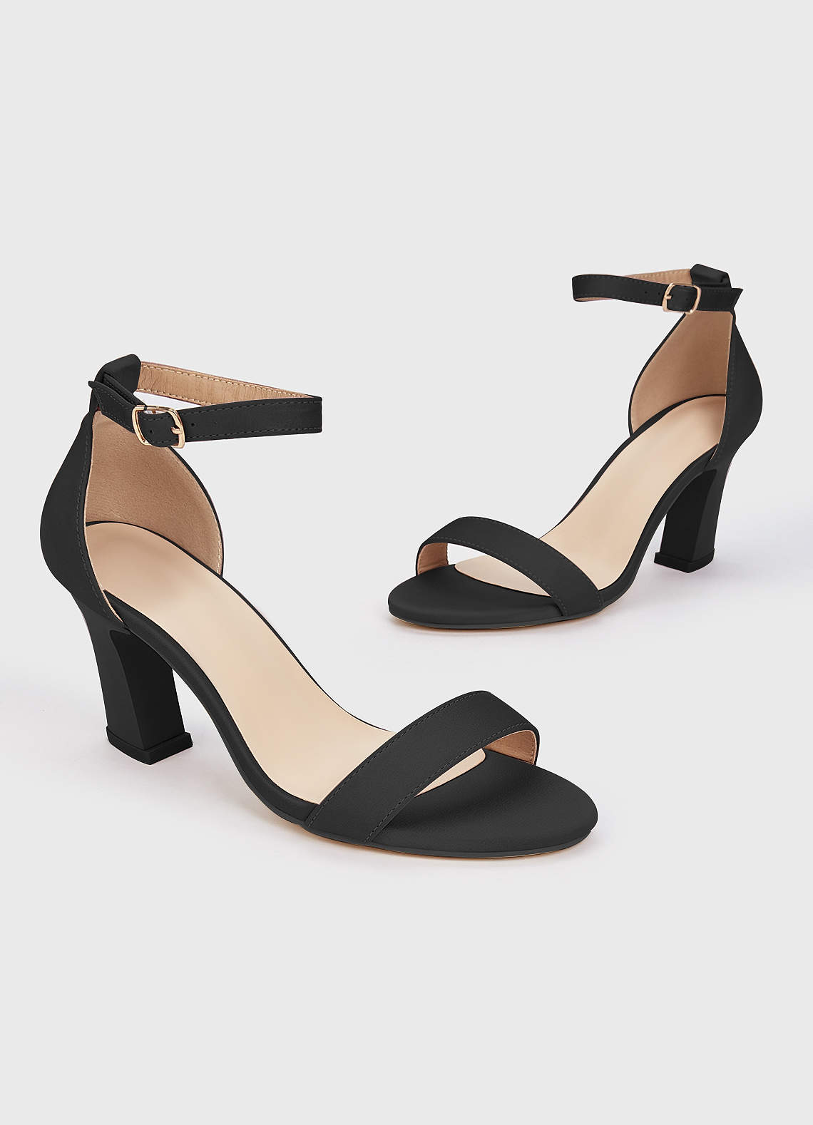 front Farblich passende Sandalen aus Stretch-Satin mit einem Riemen und Schnalle und klobigem Absatz