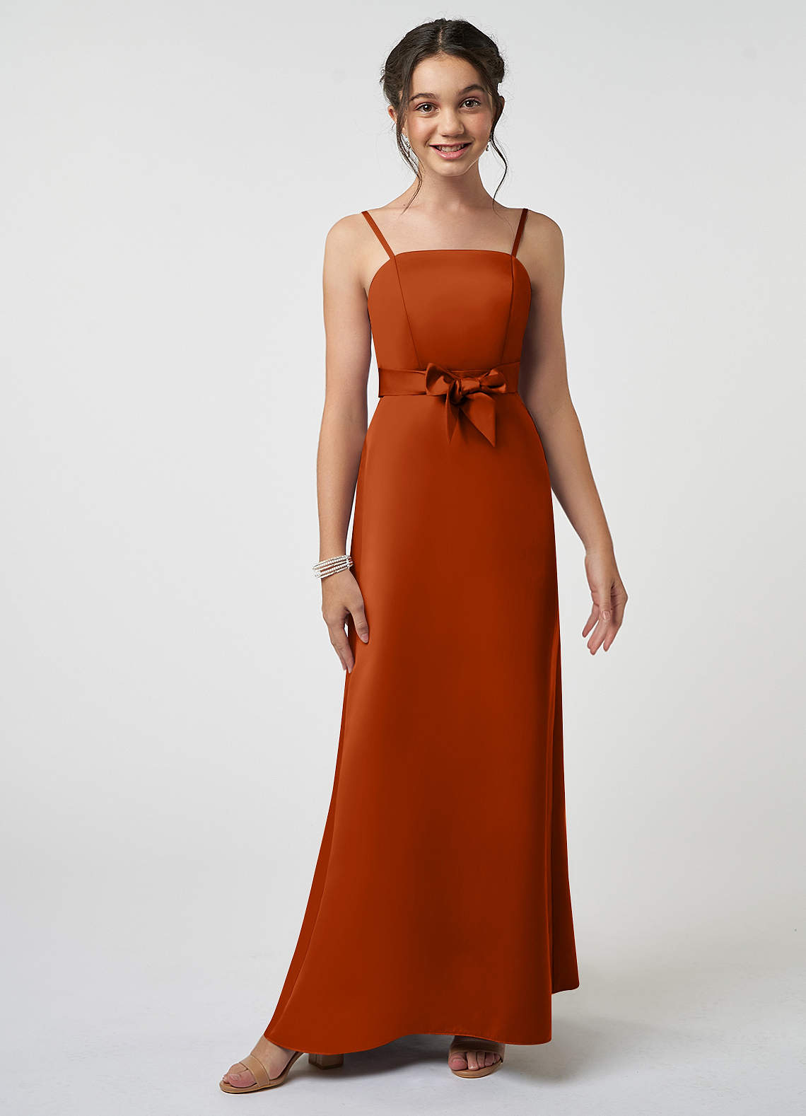 Azazie Anina Junior Vestido de Naranja Quemada de Satén Elástico de Corte en A con Lazo image1