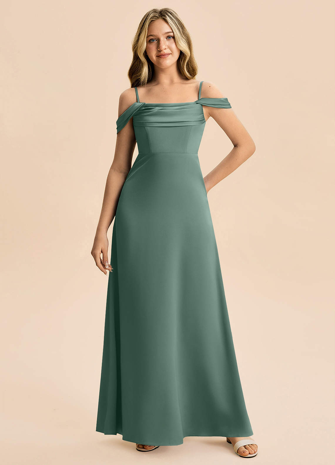 Azazie Lettie Junior Vestido Eucalipto de Cetim elástico de Linha A com Fora do ombro image3