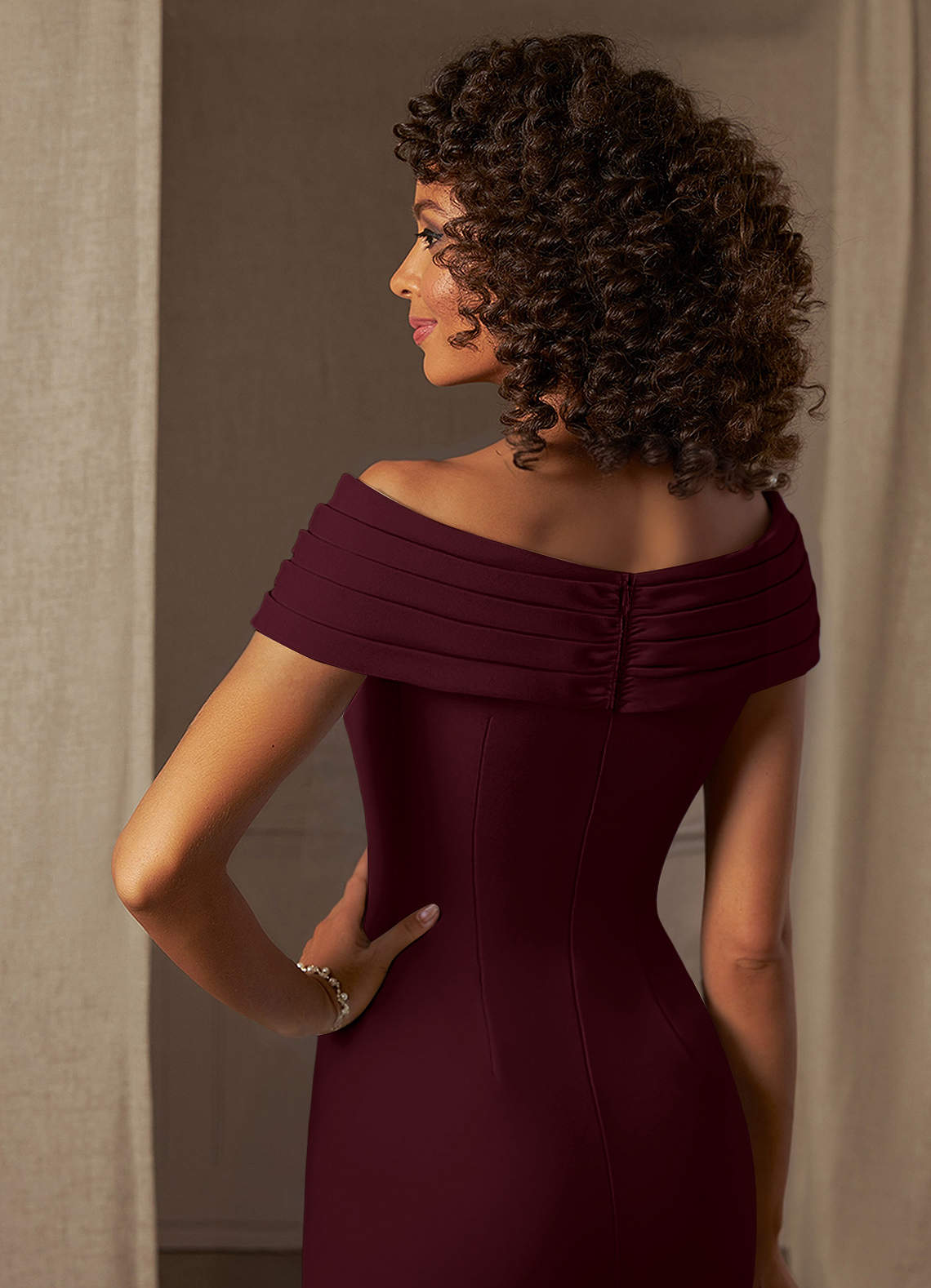 Azazie Monet Abiti per la Madre della Sposa Abito Tubino in Crepe Elasticizzato Plissettato Cabernet image5