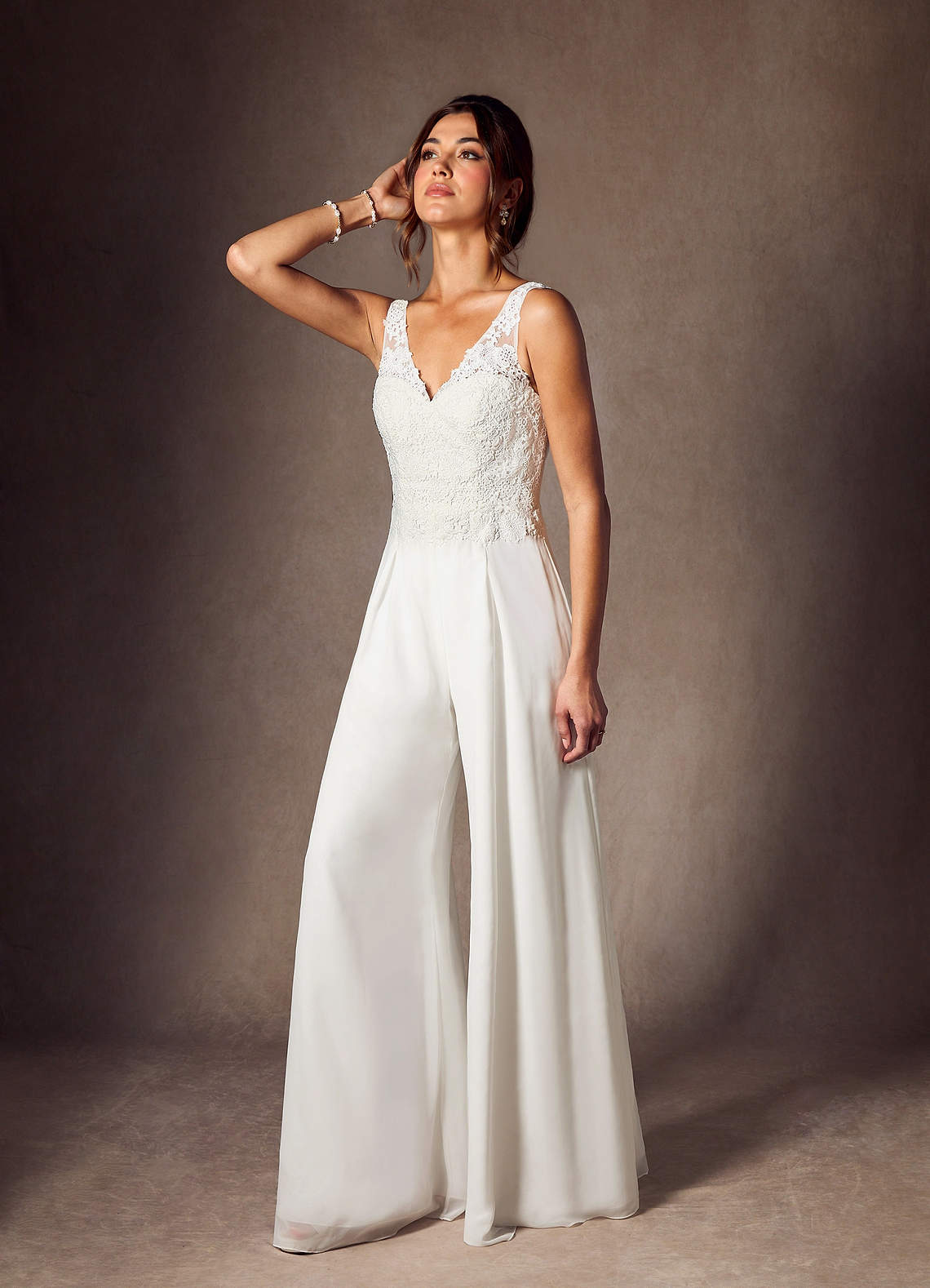 Azazie Florine Robes de mariée Robe Styles de Pantalons en Mousseline de soie Col V Dentelle Blanc De Diamant image3