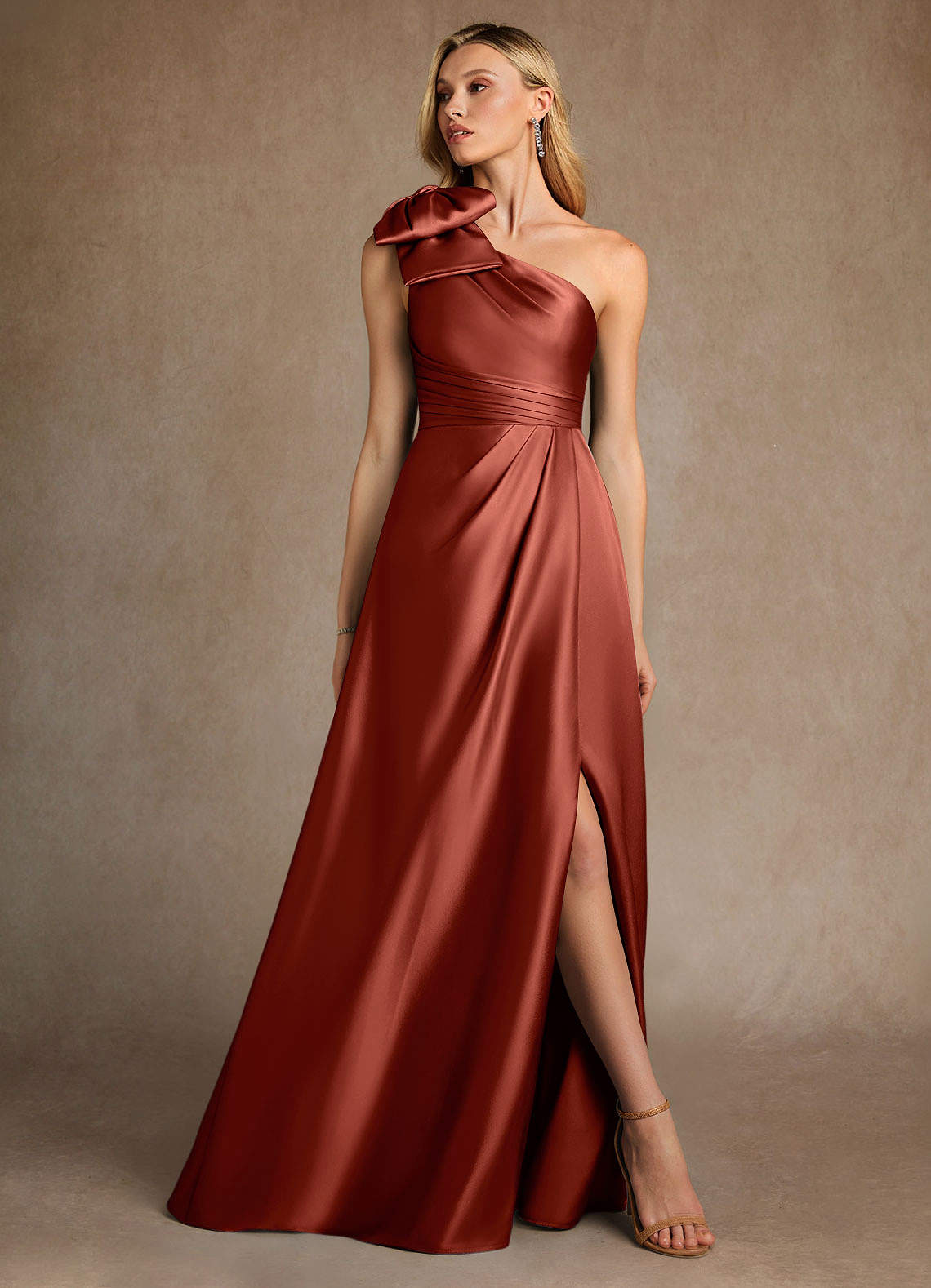 Azazie Easton Vestidos para mãe da noiva Vestido Terracota de Cetim elástico de Linha A com Um ombro image3