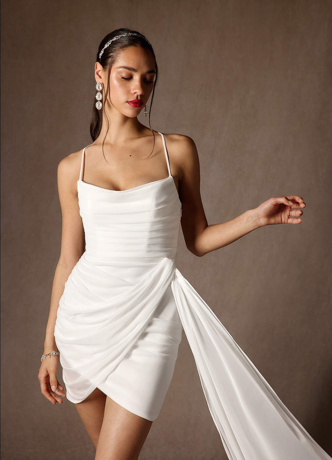 Azazie Iras Abiti da Sposa Abito Tubino in Maglia Plissettato con Scollo a Cappuccio Bianco Diamante image5