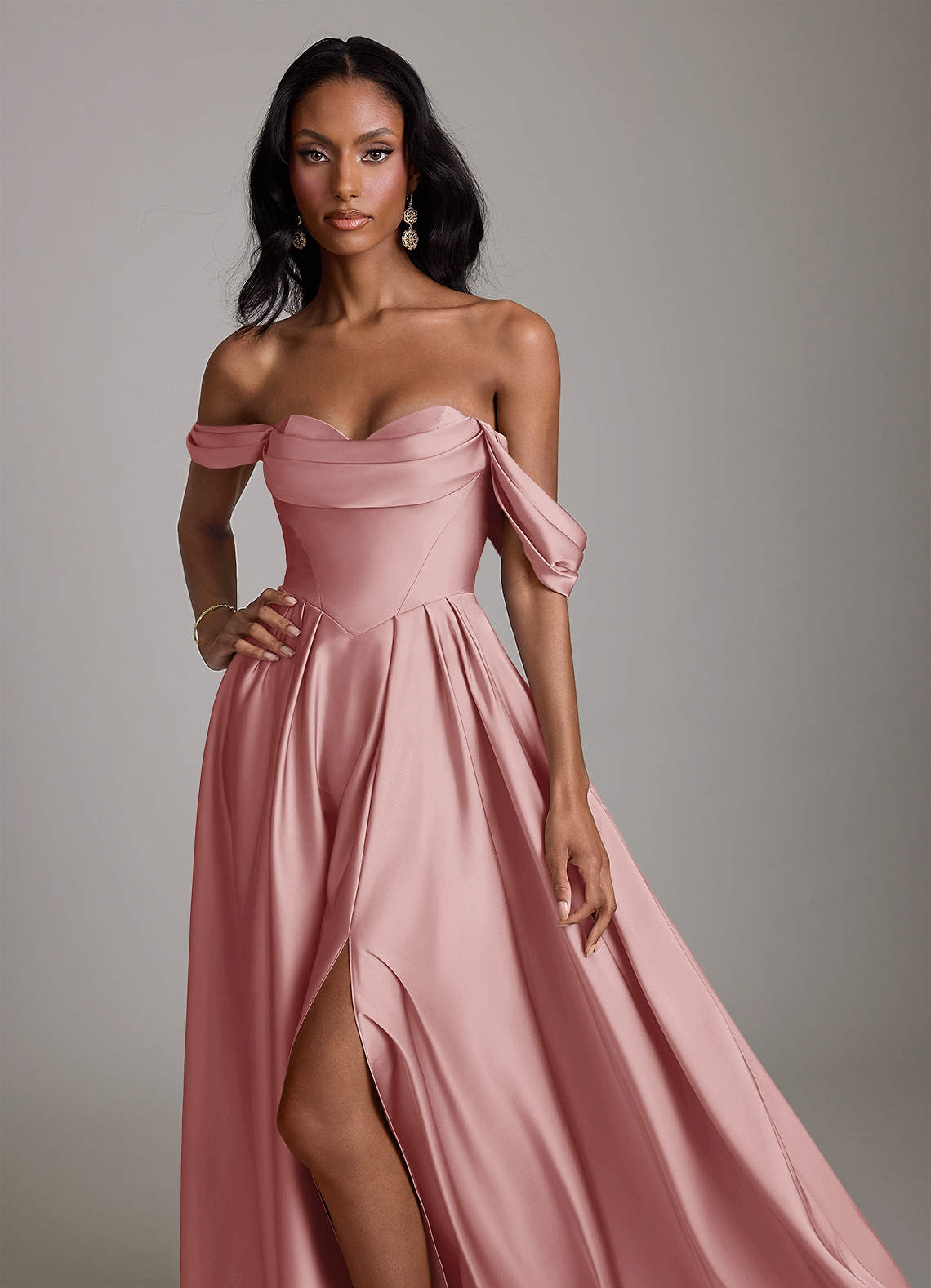 Azazie Loisa Vestidos de madrinha de casamento Vestido Rosa Empoeirada de Cetim elástico de Linha A com Ombros Caídos image4