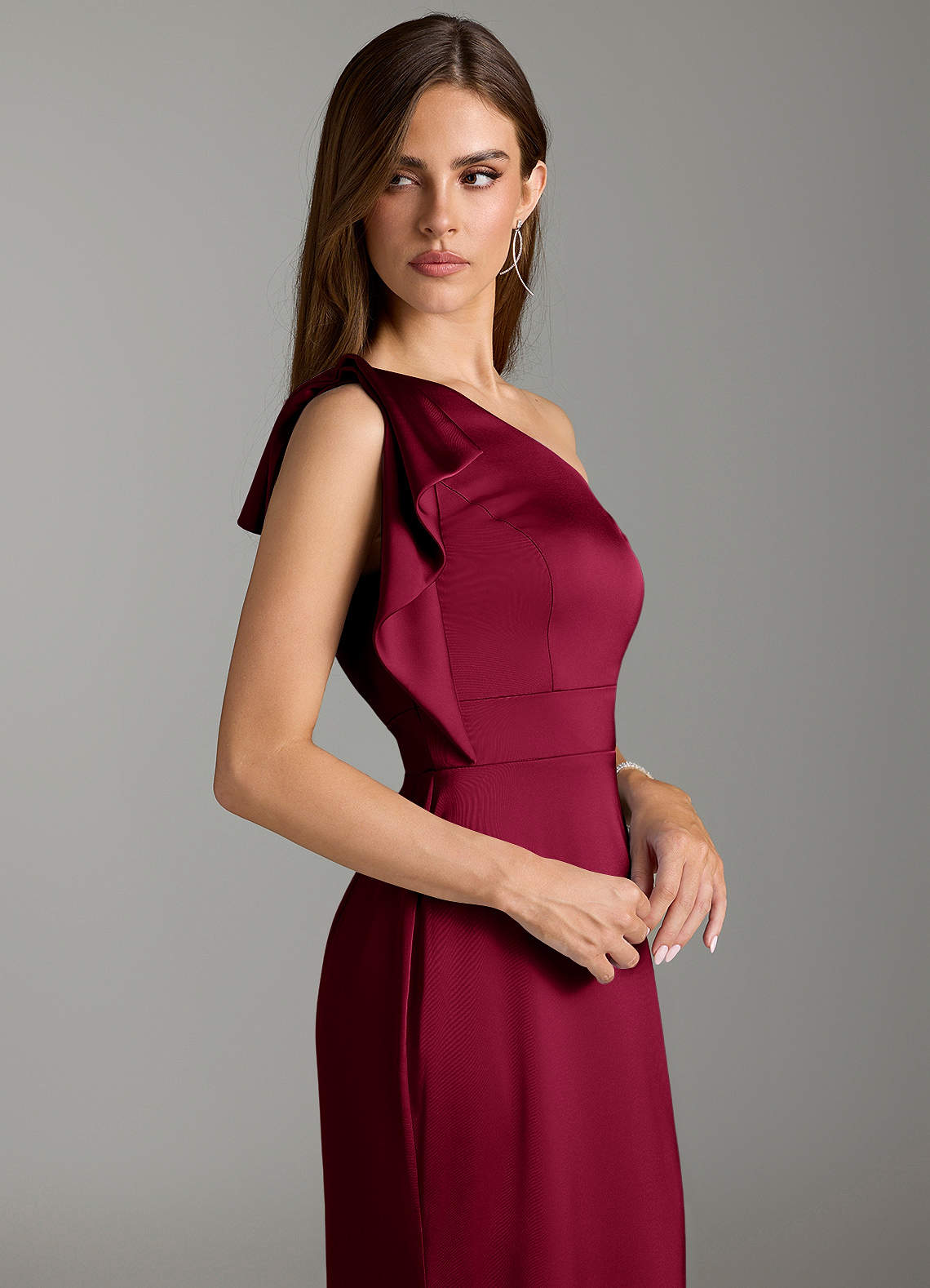 Azazie Rinna Vestidos de damas de honor Vestido de Borgoña de Satén Elástico de Corte Sirena con Volante image4