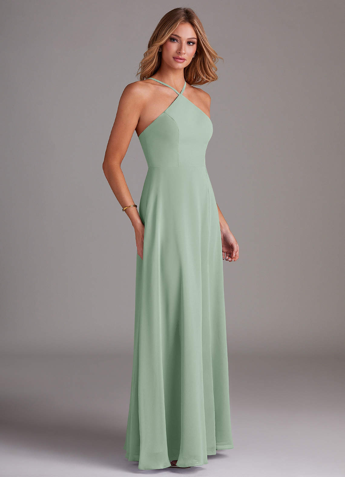 Azazie Bailey Vestidos de damas de honor Vestido de Agave de Gasa de Corte en A con Halter Abertura lateral image5