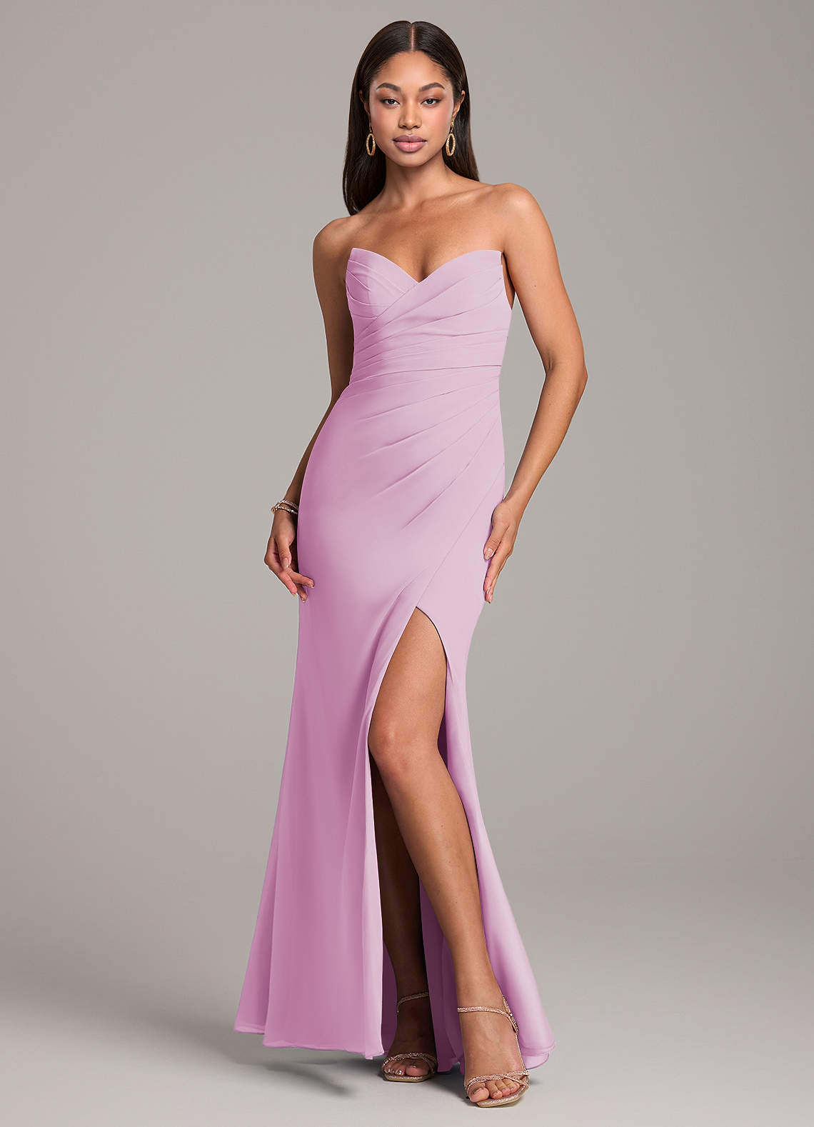 Azazie Yola Robes de demoiselle d'honneur Robe Fourreau Convertible en Mousseline de soie Plissée Rose Bonbon image1