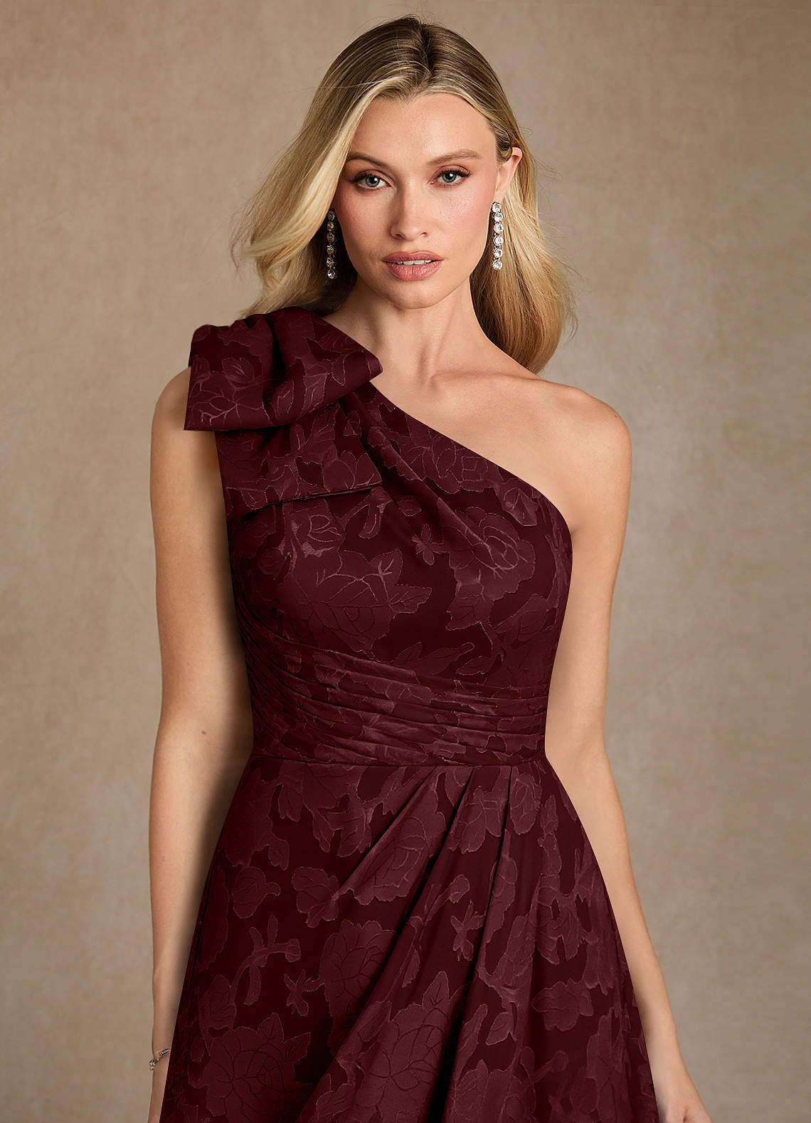 Azazie Easton Moeder van de bruid jurken Baljurk Jurk van Bloemen Burn-out One-Shoulder Cabernet image2