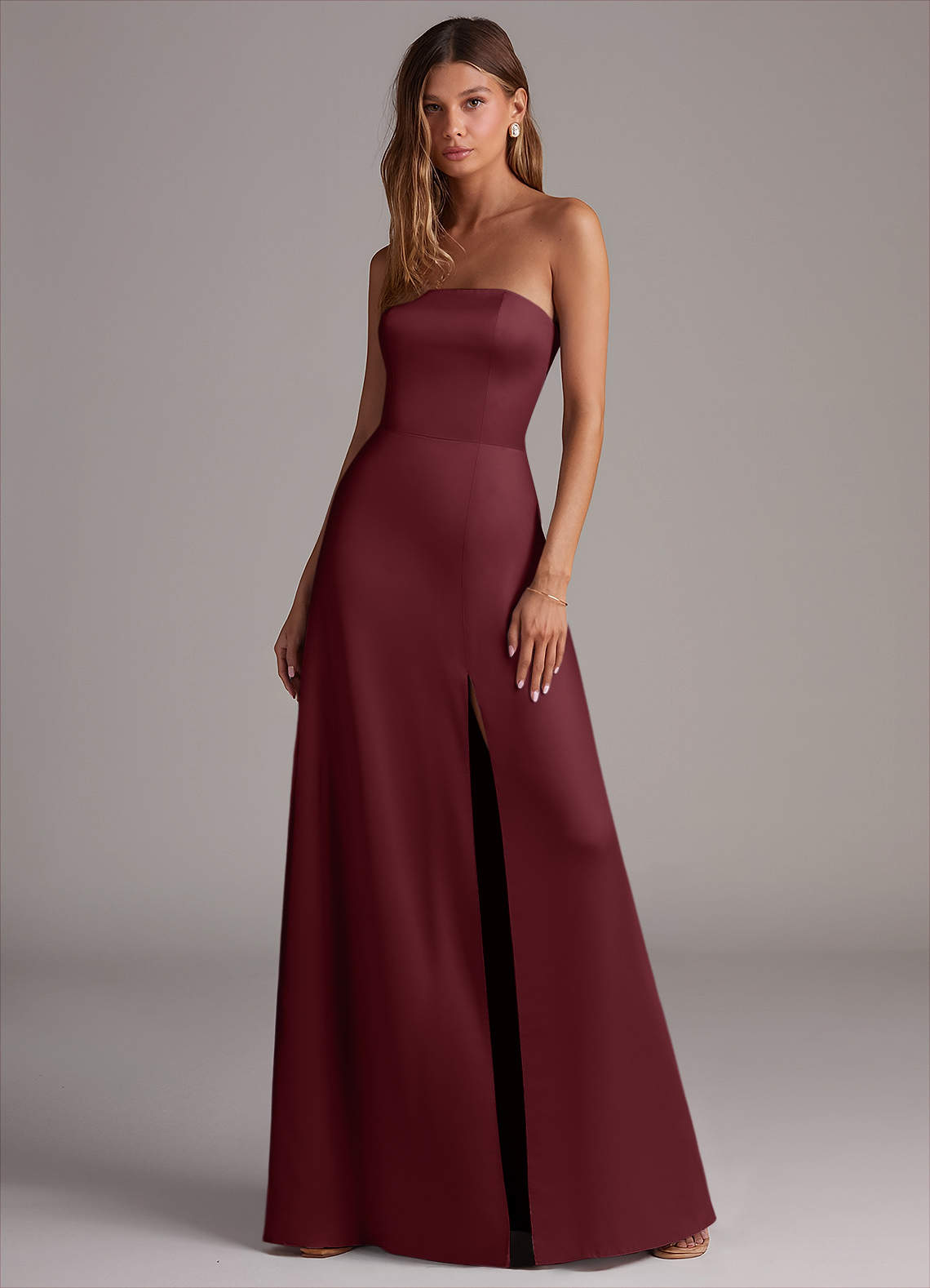 Azazie Wren Robes de demoiselle d'honneur Robe Trapèze Convertible en Satin extensible Sans bretelle Cabernet image1