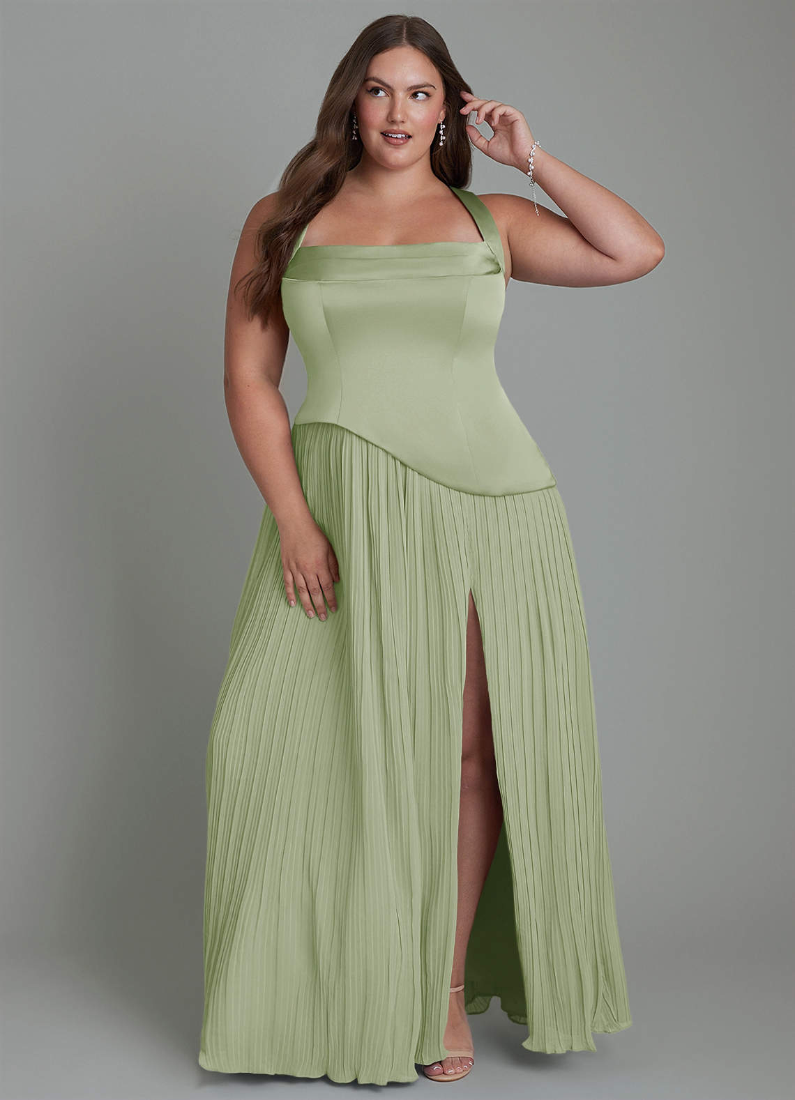 Azazie Stephanie Robes de demoiselle d'honneur Robe Trapèze en Satin extensible Plissé Vert Sauge image1