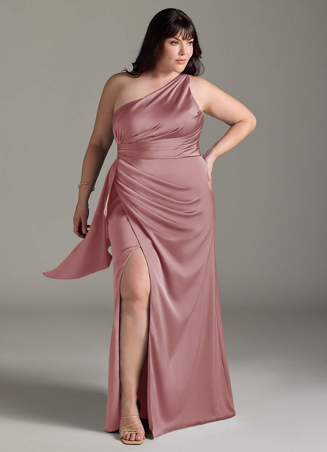 Azazie Maive Robes de demoiselle d'honneur Robe Fourreau en Satin extensible Rayé Rose Poussiéreuse image1