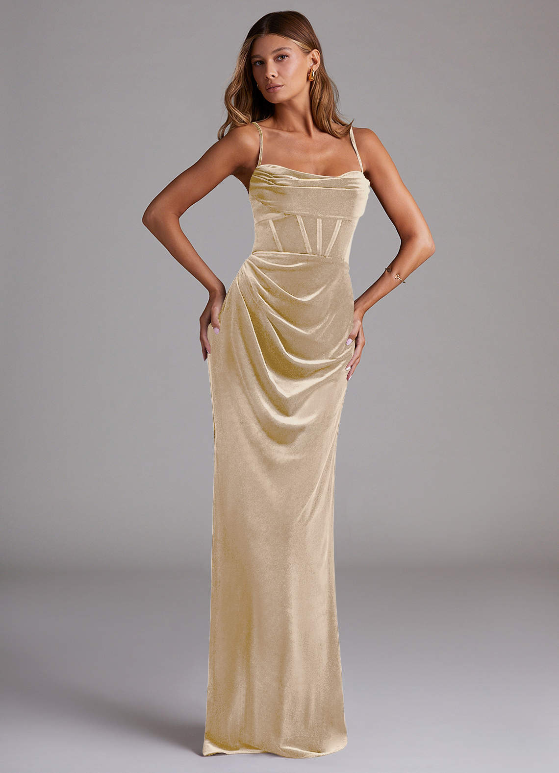 Azazie Mai Vestidos de damas de honor Vestido de Champán de terciopelo de Corte Recto con Escote de Corazón image1