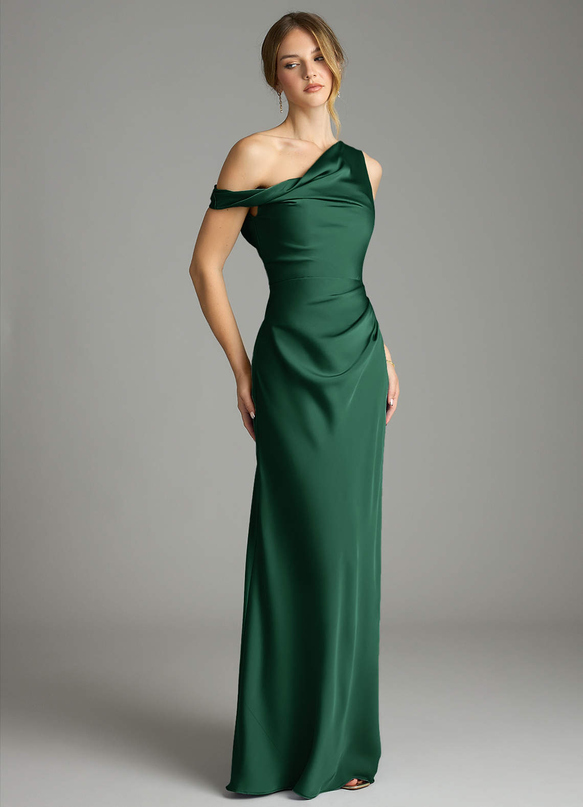 Azazie Emerson Jurken voor bruidsmeisjes Jurk van Stretch Satijn met Zeemeermin Off the Shoulder Donkergroen image4